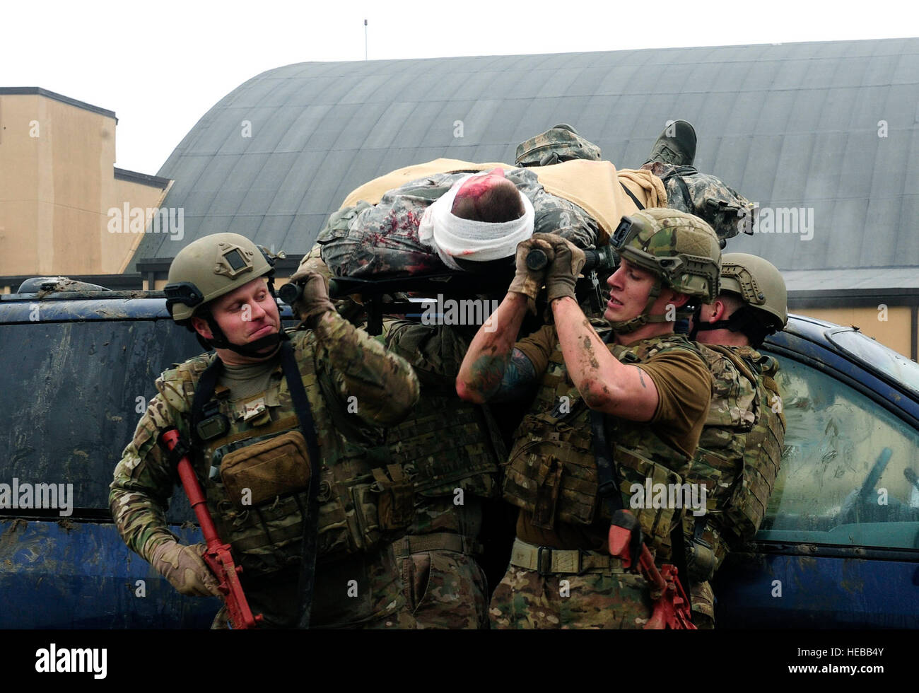 Trois équipes de quatre aviateurs patients pendant une simulation de transport de véhicules tout en gardant un regard dehors pour l'ennemi lors d'une tactique de combat de l'entraînement à Scott Air Force Base, dans l'Illinois, le 4 décembre 2014. L'objectif des équipes a été deux obtenir leurs patients à un endroit où ils seraient transportés à un échelon plus élevé des soins. Les équipes tous les composés qui se trouvaient à bord de la 375e Escadre de mobilité aérienne et 932e Airlift Wing Explosive Ordnance vols avaient quatre rôles, infirmier, l'assistant médical, un chef d'équipe et d'un membre de la sécurité. Banque D'Images