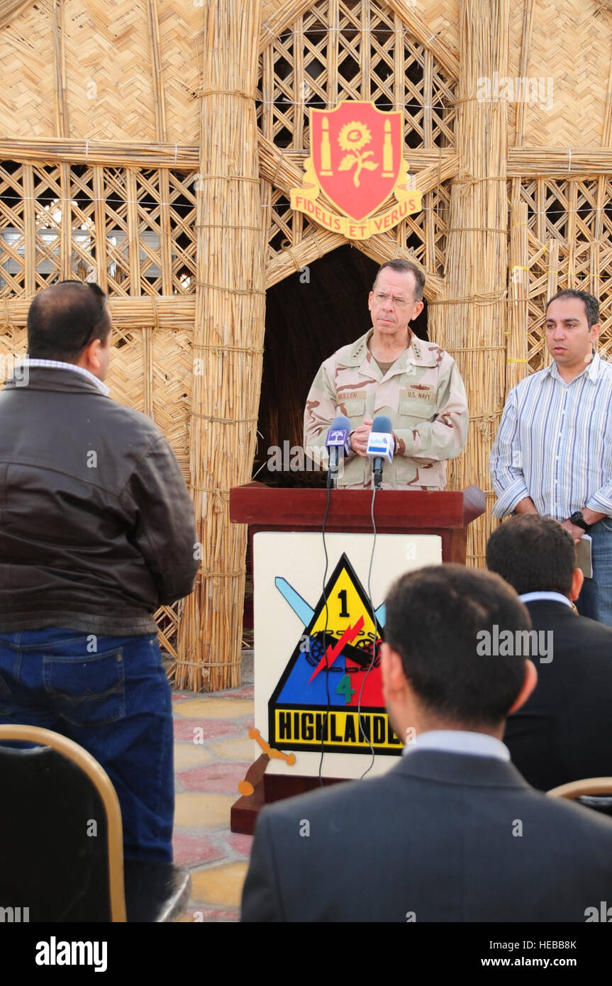 Adm. Mike Mullen, chef d'état-major interarmées, répond aux questions de journalistes iraquiens en face d'un mudhif -- un lieu de rencontre traditionnel pour les Arabes des marais du sud de l'Irak -- au cours d'une visite avec 4e Brigade, 1e Division blindée de l'exploitation d'urgence à l'additionneur de base près de Nassiriya, de l'Iraq. Mullen s'est réuni avec les forces de sécurité irakiennes, les généraux, les juges locaux et les chefs d'Équipe de reconstruction provinciale à une réunion organisée par le colonel Peter Newell, qui est à la tête d'une brigade d'aider et de conseiller dans les provinces de Dhi Qar, Maysan, et Muthanna. Le sergent-chef. Darrell Habisch ; 4BCT-1AD) Banque D'Images