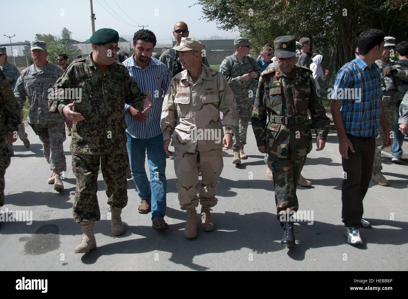 100908-F-1020B-013.jpgKabul - Adm. James G. Stavridis, Commandant suprême des forces alliées en Europe et commandant du United States European Command, promenades avec le Major Afghan Afzal Aman à l'Académie militaire nationale de l'Afghanistan le 8 septembre 2010. L'académie est conçu d'après le U.S. Military Academy de West Point et offre aux diplômés avec un diplôme en génie civil, informatique, gestion, droit ou en anglais. L'académie est conçu pour produire des officiers de l'Armée Nationale Afghane ou Afghan Air Force. Le s.. Sar Banque D'Images