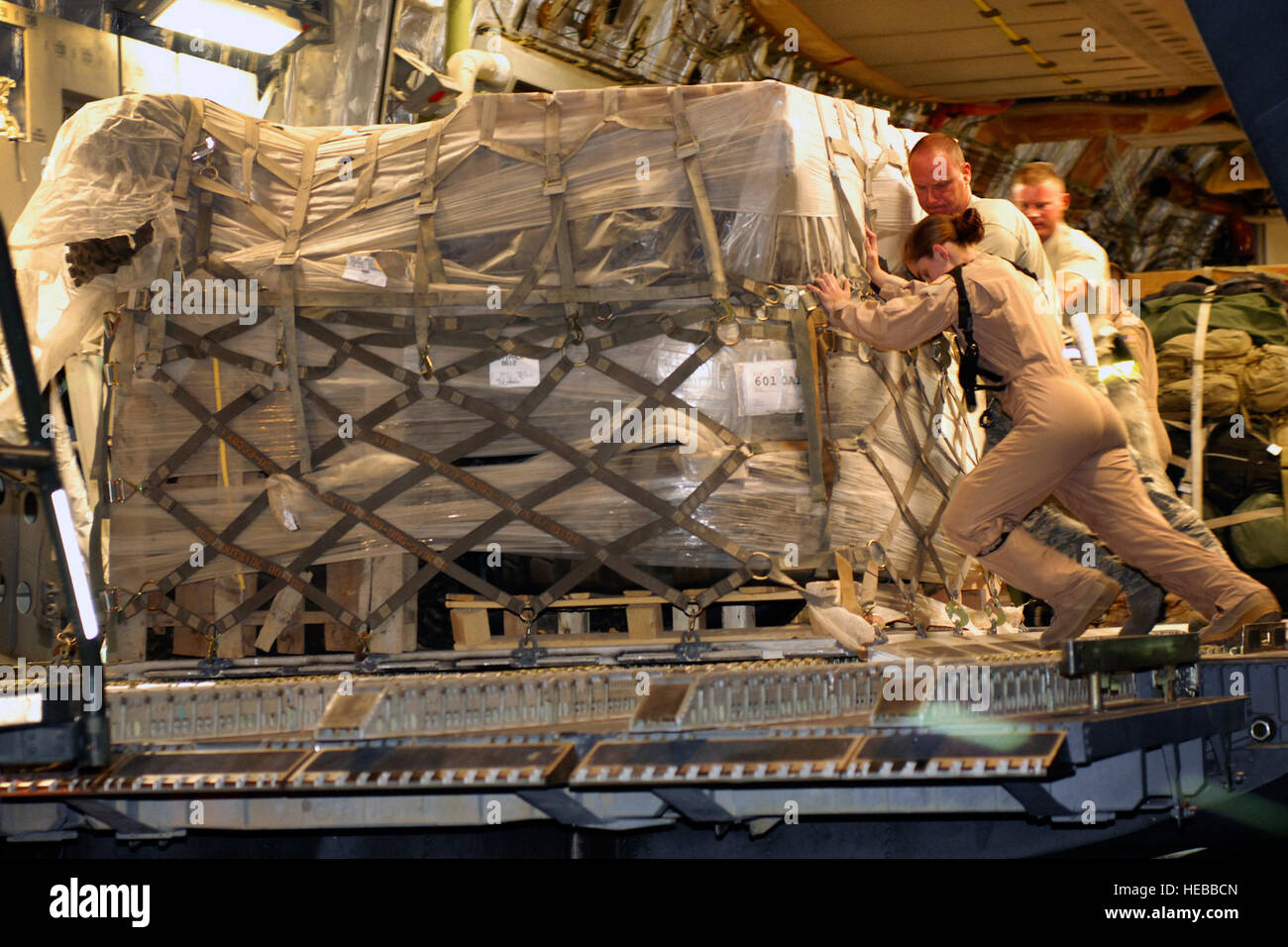 Aviateurs à décharger des marchandises d'une U.S. Air Force C-17 Globemaster III, à l'air de Bagram, en Afghanistan, le 6 juin 2012. Des centaines de passagers et plus d'un million de livres de fret à travers le processus quotidien de Bagram, à l'appui des États-Unis et les forces de la coalition en Afghanistan. Banque D'Images