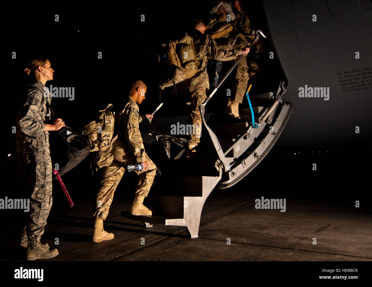 Les membres du service américain montez à bord d'une U.S. Air Force C-17 Globemaster III, à l'air de Bagram, en Afghanistan, le 6 juin 2012, après avoir terminé leur période de service. Les soldats sont rentrés chez eux avec l'aide de stations les aviateurs du 455 e Escadron expéditionnaire de Port de l'antenne. Banque D'Images