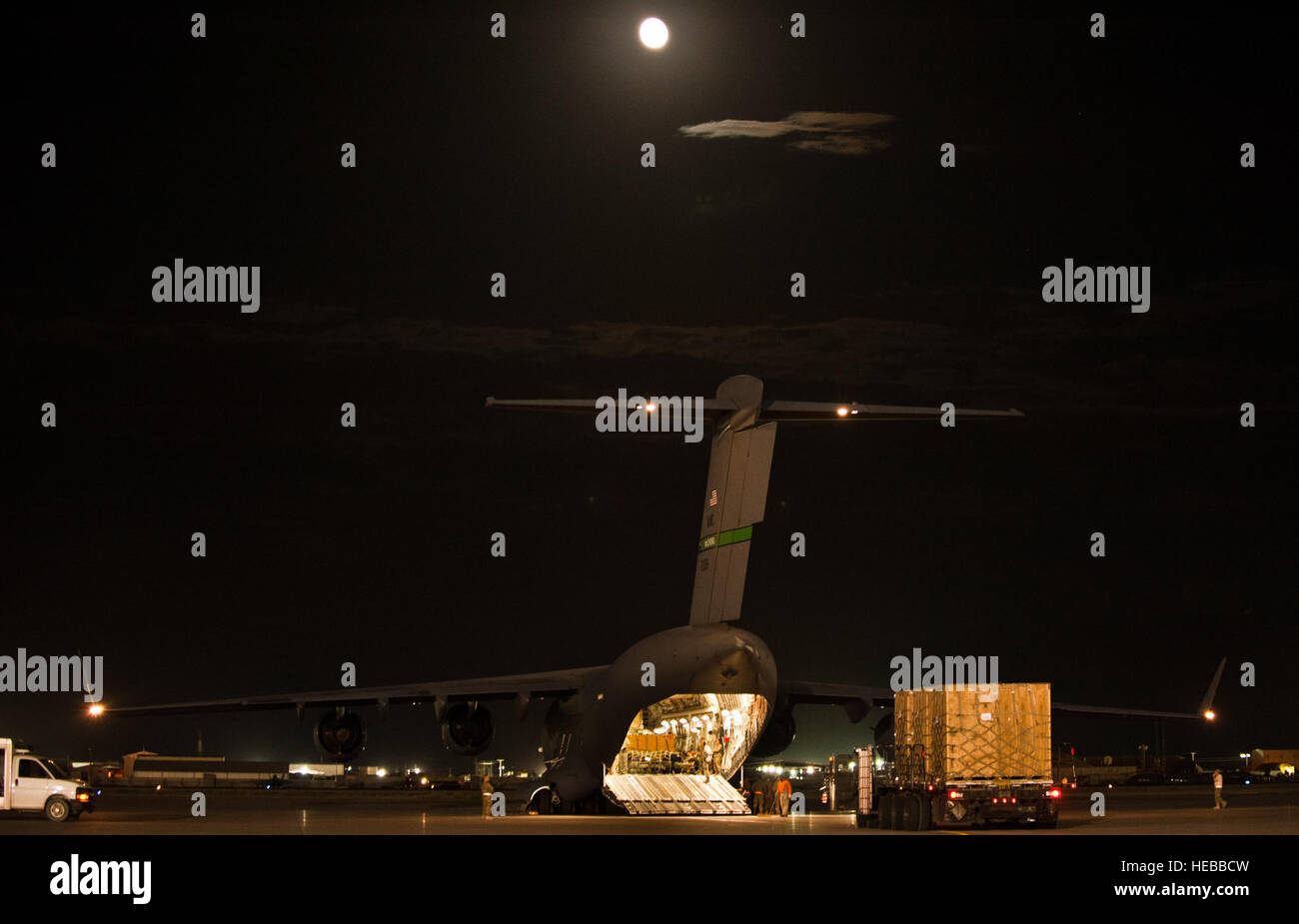 Aviateurs avec le 455 e Escadron expéditionnaire Port Aérien à décharger des marchandises d'une U.S. Air Force C-17 Globemaster III, à l'air de Bagram, en Afghanistan, le 7 juin 2012. Aviateurs à Bagram et processus se déplacer de plus de 1 millions de livres de marchandises chaque jour. Banque D'Images