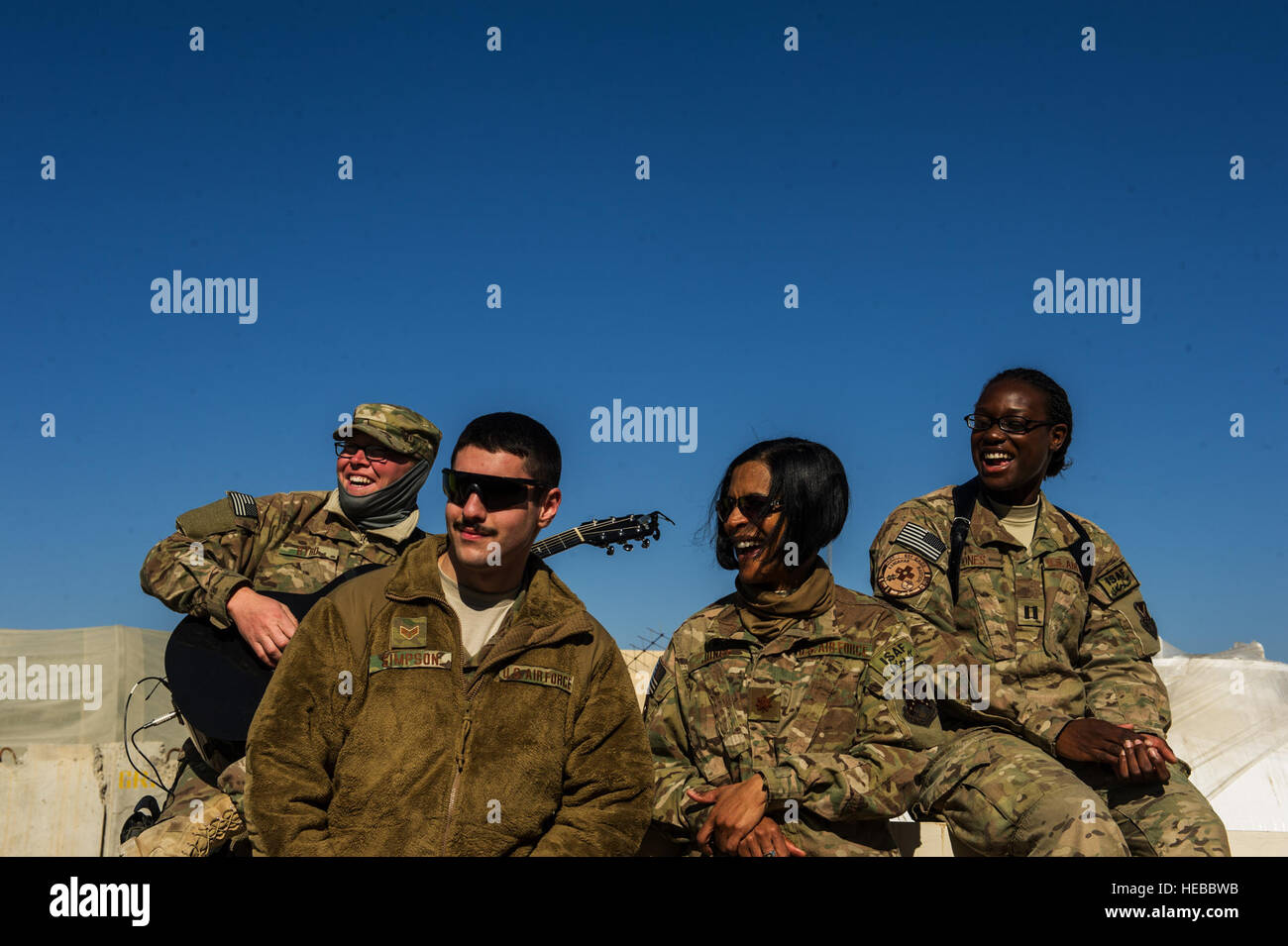 Le s.. Joshua Byrd, la Musique centrale des Forces canadiennes de l'US Air Force 'Total', joue de la guitare pendant un concert pour la 438th Détachement médical service vétérinaire le 21 décembre 2012, à l'aérodrome de Kandahar, Afghanistan. Le groupe a eu la chance de visiter autour de jouer à plusieurs centres de travail. La ville natale de Byrd est New London, de l'Iowa. Le s.. Jonathan Snyder) Banque D'Images