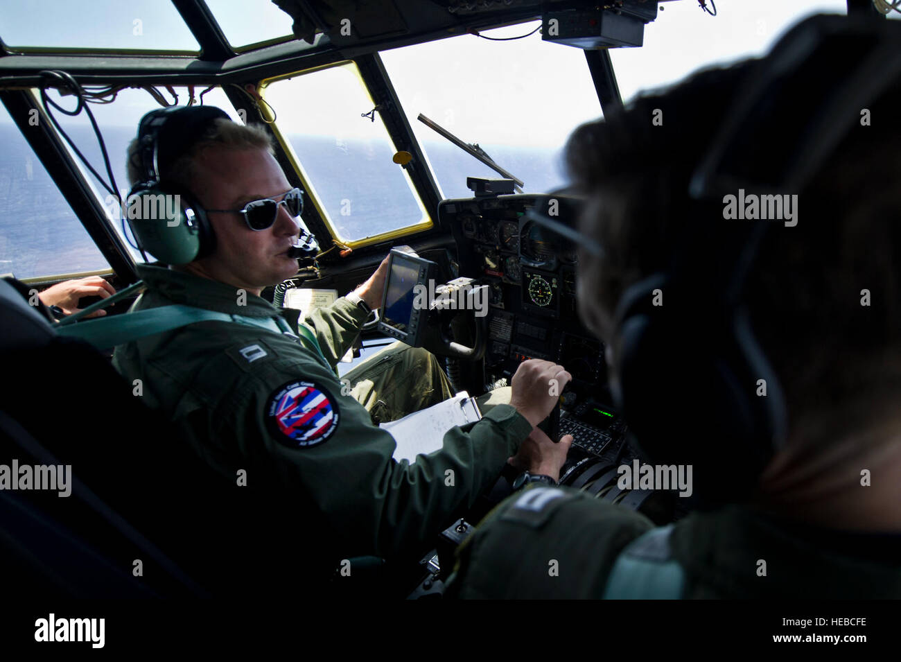 Les pilotes de la US Coast Guard Le Lieutenant Pete Maloney et le Lieutenant Sean Bartonicek voler au-dessus de l'océan Pacifique près de l'île hawaïenne d'Oahu le 11 avril 2012, sur une mission de formation en recherche et sauvetage. Des avions de la Air Station Point, barbiers, Hawaï, Kapolei le 14e District de la Garde côtière canadienne sont responsables de patrouille à longue portée et le soutien logistique tout au long de l'océan pacifique central, ainsi que d'activités de recherche et de sauvetage pour les îles Hawaï. Banque D'Images