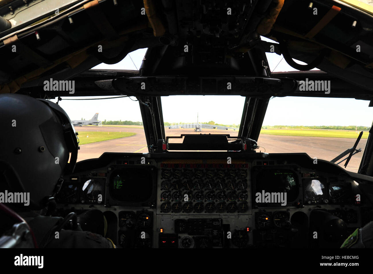 Deux B-52H Stratofortresses de Minot Air Force Base, N.D., taxi sur la piste à la Royal Air Force Fairford, Angleterre, le 8 juin 2015, pour terminer la première mission dans le cadre de l'exercice grève sabre 15. Les opérations de bombardement participer de manière crédible, flexible et prêt capacité à répondre à une variété de menaces potentielles et des situations. Trois B-52s'avant déployées à l'appui de grève 15 Sabre pour aider à promouvoir la stabilité et la sécurité régionales. (U.S. Photos de l'Armée de l'air/Senior Airman Malia Jenkins) Banque D'Images