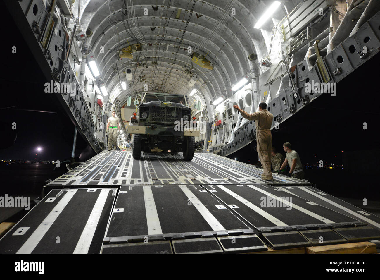 Le sergent de l'US Air Force. Orlando Infante, arrimeur affecté au 816th Escadron de transport aérien expéditionnaire, détachement 1 guides, un camion relié à un système de détection des menaces persistantes d'amarrage Mobile remorque, qu'il soutient dans un C-17 Globemaster III le 26 août 2014 sur la ligne de vol de l'aérodrome de Bagram, en Afghanistan. Infante est originaire de Orlando, en Floride et déployés à partir de la Base aérienne de Charleston, S.C. (U.S. Air Force photo par le Sgt. Cohen A. Young/libérés) Banque D'Images