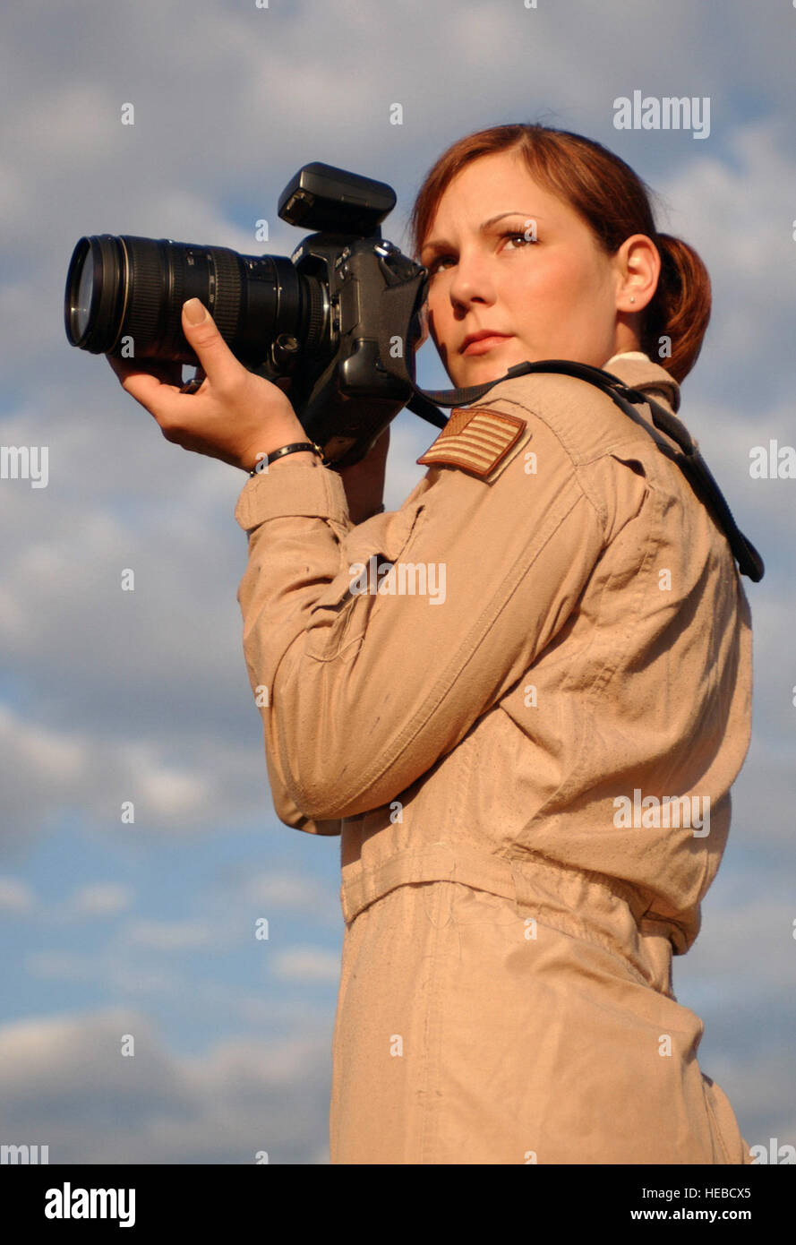 US Air Force (USAF) Le sergent (SSGT) Stacy L. Pearsall, photographe aérien, 1er escadron de la Caméra de combat (SDCC), Charleston Air Force Base (AFB), Caroline du Sud (SC), pose pour les photos à l'extérieur du bâtiment 1 SDCC en reconnaissance de son être reçu le 2004 photographe militaire (MILPHOG) de l'année. Banque D'Images