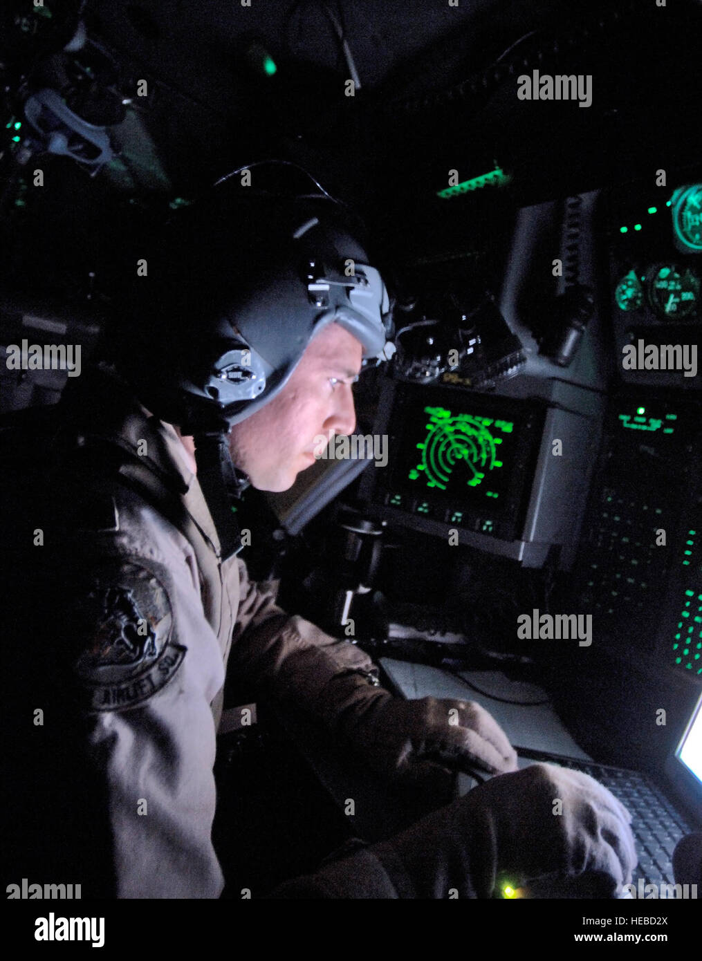 Sur la base aérienne de Balad, Iraq (AFPN) -- Réserver navigator Le Major Eric Heftye garde son C-130 Hercules en cours pendant une mission de l'an à la base aérienne de Balad. La livré 13 passagers et 13 000 livres de marchandises -- Atterrissage à Balad en 2006. Le Colorado Air National Guard 731 e Escadron de transport aérien est fin d'une tournée en Asie du sud-ouest avec le 746e Escadron de transport aérien expéditionnaire. (U.S. Air Force photo par le Sgt. Lance Cheung) Banque D'Images