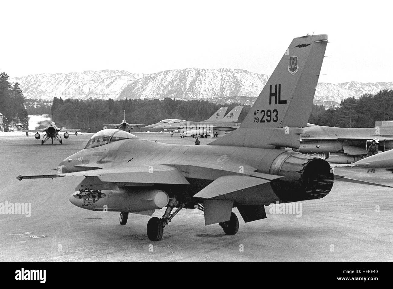 Une vue du côté gauche d'un F-16A Fighting Falcon à partir de la 4e Escadron tactique de chasse affecté à la 388e Escadre de chasse tactique, la circulation au sol en position de décollage. Cette affectation à la Norvège marque le premier déploiement outre-mer de la F-16A avion. Banque D'Images Une vue du côté gauche d'un F-16A Fighting Falcon à partir de la 4e Escadron tactique de chasse affecté à la 388e Escadre de chasse tactique, la circulation au sol en position de décollage. Cette affectation à la Norvège marque le premier déploiement outre-mer de la F-16A avion. Banque D'Images