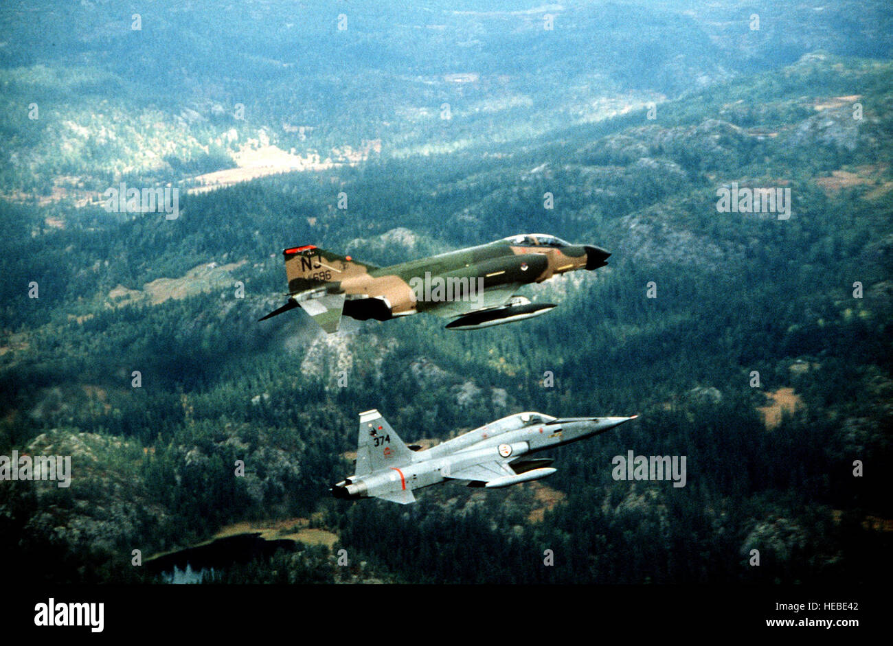 Un avion vue côté droit d'un nouveau Jersey Air National Guard F-4 Phantom II aéronefs volant en formation serrée avec une armée de l'air norvégienne F-5 Tiger II lors de l'exercice Coronet Rawhide. Banque D'Images