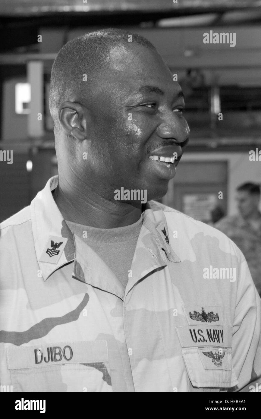 CAMP LEMONNIER, Djibouti (1 mars 2012) - U.S. Navy Maître de 1re classe Boubacar Djibo, spécialiste de la gestion du personnel et la force principale de maître de ici, s'arrête au cours d'une pause à une brève pour le nouveau personnel arrivant ici le 1 mars. Djibo vise à rapprocher le sens de la communauté qu'il a éprouvées dans sa ville natale de Ouagadougou, au Burkina Faso, à ceux qu'il sert avec. (U.S. Air Force photo illustration par le Sergent Ryan Labadens Technique) Banque D'Images