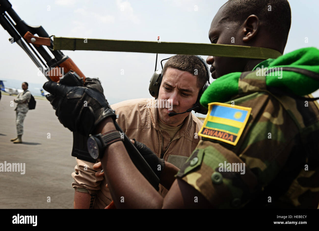 Chase Senior Airman Vento, 627ème escadron des Forces de sécurité Phoenix Raven, inspecte l'arme d'un soldat rwandais avant lui permettant sur le C-17 Globemaster III au Rwanda, le 19 janvier 2014. Les forces américaines vont transporter un nombre total de 850 soldats rwandais et plus de 1 000 tonnes de matériel dans la République d'Afrique centrale pour faciliter les opérations de l'Union africaine et française contre les militants au cours de cette opération d'une semaine trois. (U.S. Air Force photo/ Le s.. Ryan Crane) Banque D'Images