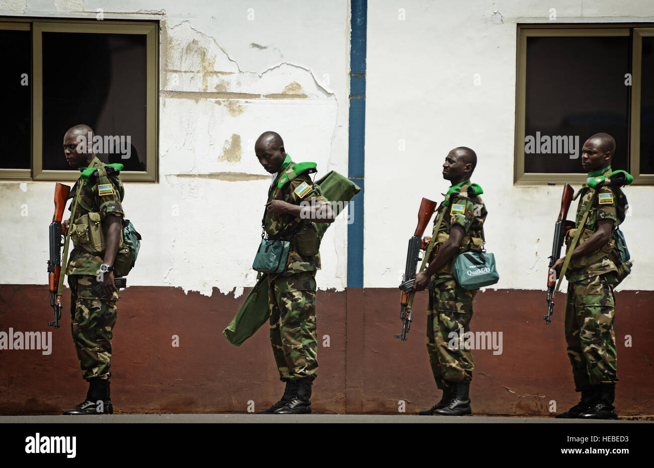 Les soldats rwandais à attendre en ligne à l'aéroport de Kigali pour obtenir sur un C-17 Globemaster III, basée à McChord Air Force Base, dans l'État de Washington, le 19 janvier 2014. Les forces américaines vont transporter un nombre total de 850 soldats rwandais et plus de 1 000 tonnes de matériel dans la République d'Afrique centrale pour faciliter les opérations de l'Union africaine et française contre les militants au cours de cette opération d'une semaine trois. (U.S. Photo de l'Armée de l'air Le s.. Ryan Crane) Banque D'Images