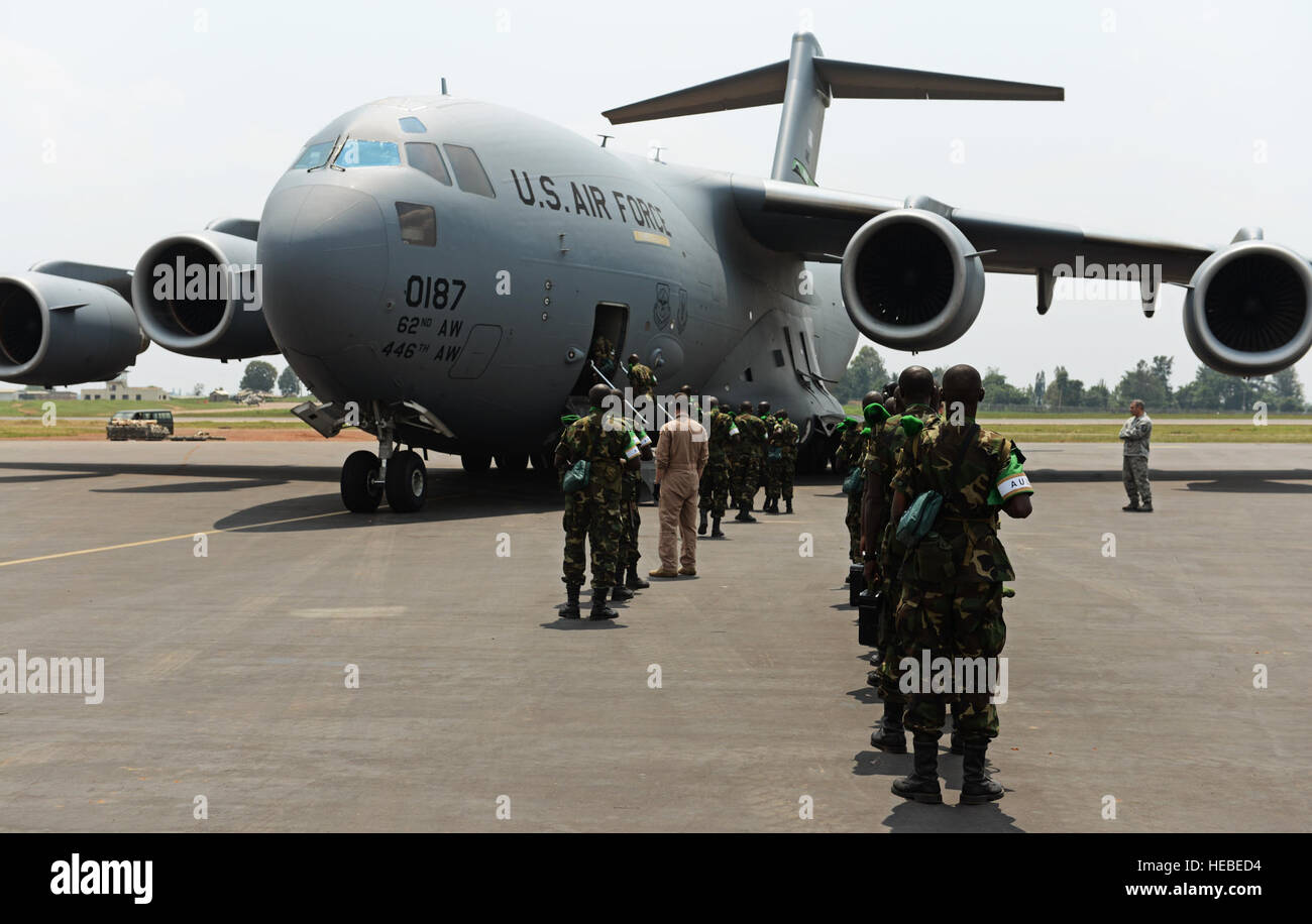 Les soldats rwandais à attendre en ligne à l'aéroport de Kigali pour obtenir sur un C-17 Globemaster III basée à McChord Air Force Base, dans l'État de Washington, le 19 janvier 2014. Les forces américaines vont transporter un nombre total de 850 soldats rwandais et plus de 1 000 tonnes de matériel dans la République d'Afrique centrale pour faciliter les opérations de l'Union africaine et française contre les militants au cours de cette opération d'une semaine trois. (U.S. Air Force photo/ Le s.. Ryan Crane) Banque D'Images