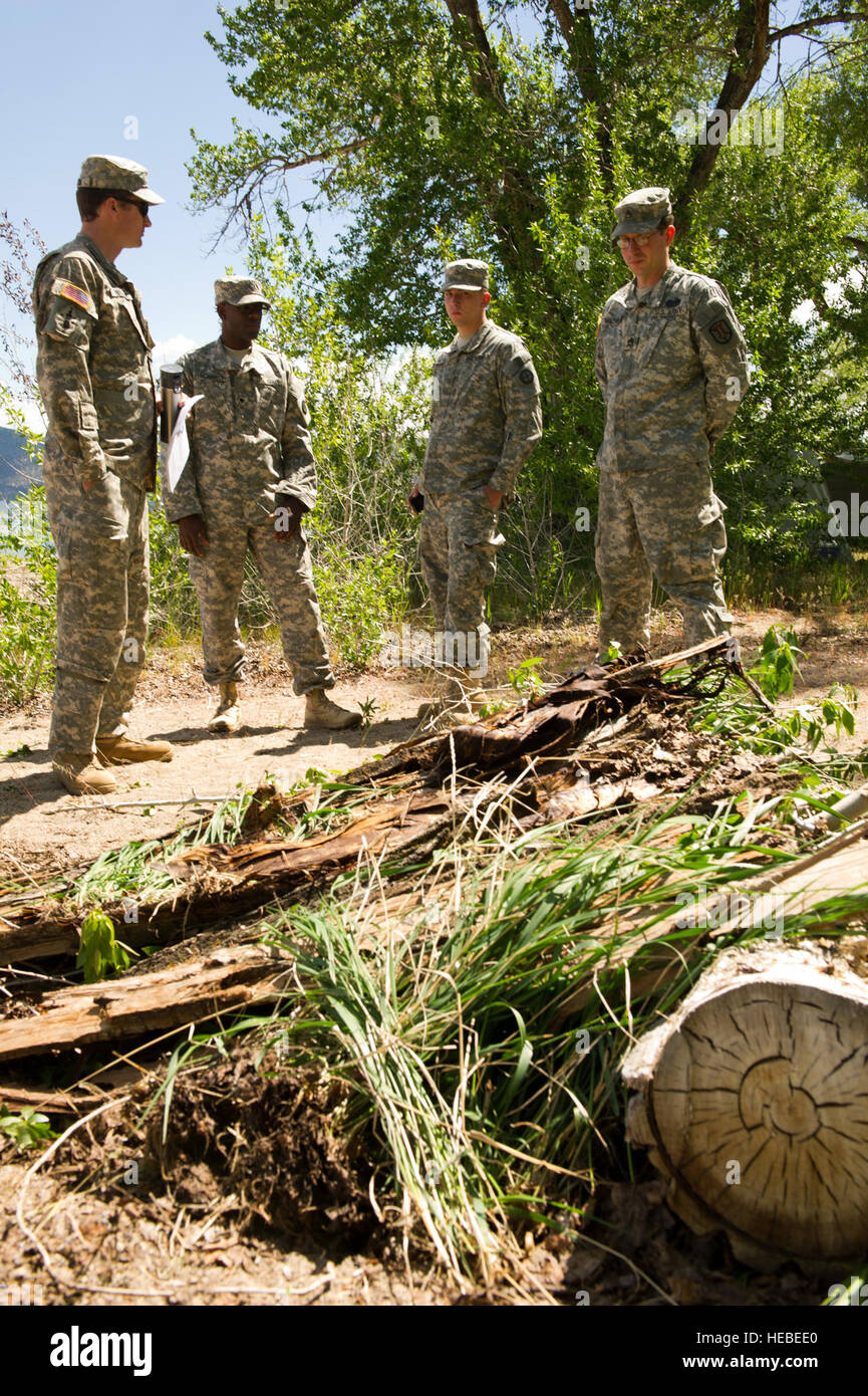 Les soldats de la Garde nationale de l'Armée de l'Utah avec le 2-211 Aviation Battalion participer à divers abri de la formation pour les préparer pour la finale la survie, évasion, résistance et fuite (SERF) exercice à Rendezvous Beach, Bear Lake, New York, 7 juin 2010. L'exercice SERE est une partie de la formation annuelle des soldats afin de les préparer pour les environnements de déploiement. (U.S. Air Force photo par un membre de la 1re classe Tiffany DeNault) Banque D'Images