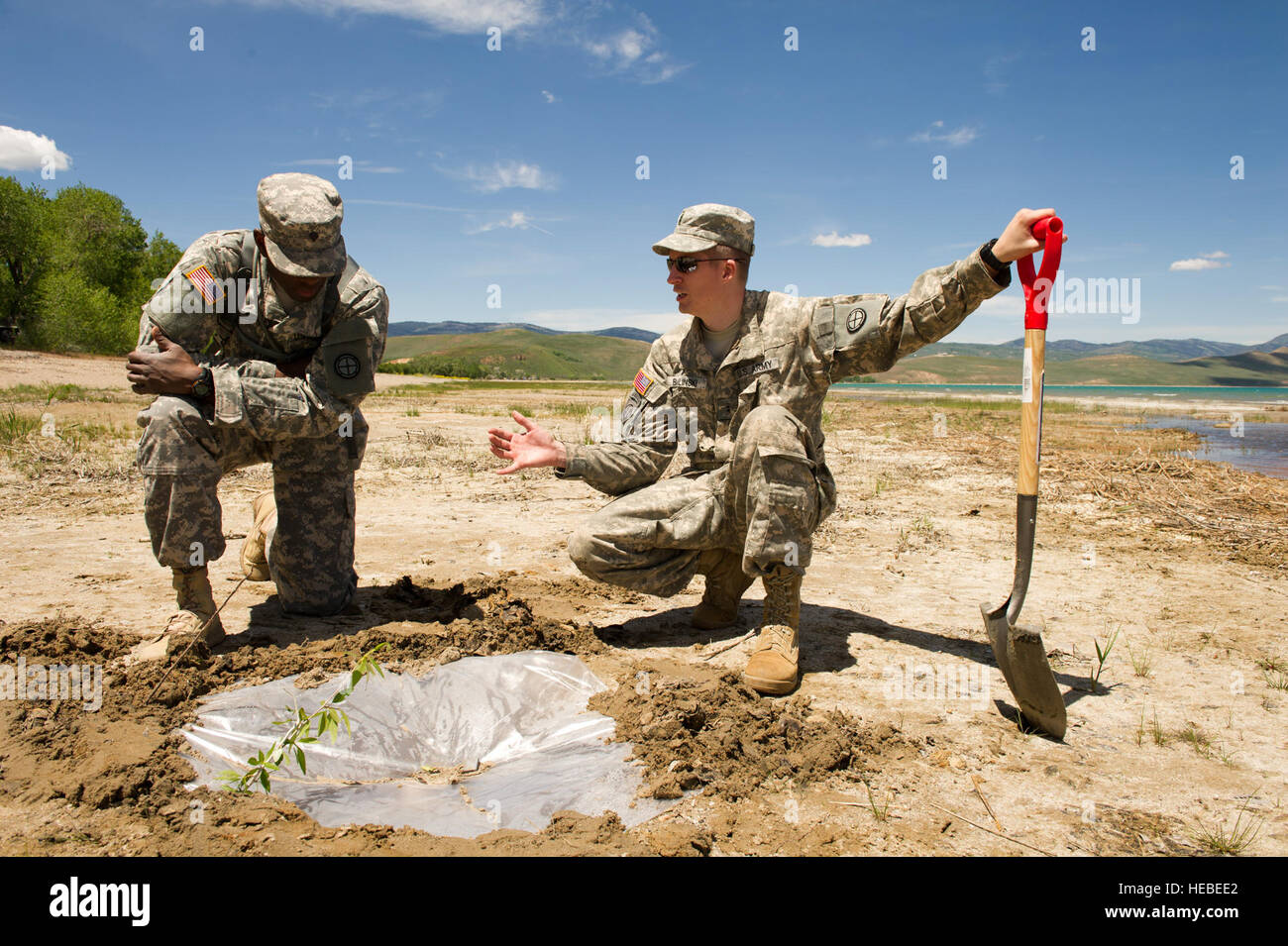 Les soldats de la Garde nationale de l'Armée de l'Utah avec le 2-211 Aviation Battalion participer à la collecte de l'eau et sterlization la formation pour les préparer pour la finale la survie, évasion, résistance et fuite (SERF) exercice à Rendezvous Beach, Bear Lake, New York, 7 juin 2010. L'exercice SERE est une partie de la formation annuelle des soldats afin de les préparer pour les environnements de déploiement. (U.S. Air Force photo par un membre de la 1re classe Tiffany DeNault) Banque D'Images