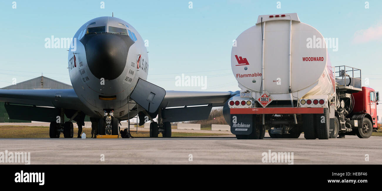 Un KC-135 Stratotanker est ravitaillé avant de décoller au cours de l'exercice Vigilant Shield 15 à la 5e Escadre de Goose Bay, Terre-Neuve et Labrador, le 22 octobre 2014. Le terrain Vigilant Shield est un groupe binational de l'exercice de commandement du NORAD qui fournit une formation réaliste et pratique pour les forces américaines et canadiennes à l'appui de la stratégie nationale pour la défense de l'Amérique du Nord. NORAD Protège la souveraineté aérienne des États-Unis et du Canada par l'entremise d'un réseau d'alerte pompiers, camions-citernes, des avions du système aéroporté de détection lointaine et de défense aérienne au sol par des indices visuels actifs interorganismes et des radars de surveillance de la défense. Banque D'Images
