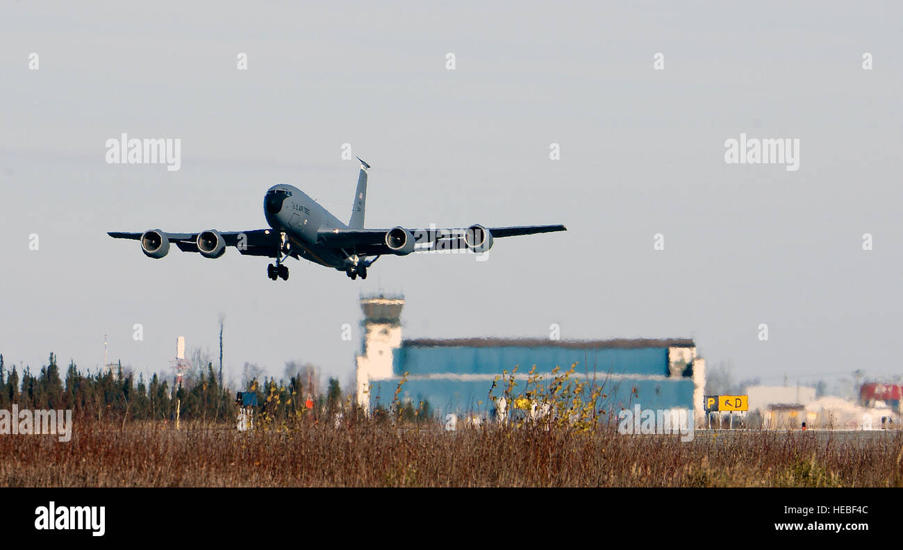 Un KC-135 Stratotanker prend son envol au cours de l'exercice Vigilant Shield 15 à la 5e Escadre de Goose Bay, Terre-Neuve et Labrador, le 23 octobre 2014. Le terrain Vigilant Shield est un groupe binational de l'exercice de commandement du NORAD qui fournit une formation réaliste et pratique pour les forces américaines et canadiennes à l'appui de la stratégie nationale pour la défense de l'Amérique du Nord. NORAD Protège la souveraineté aérienne des États-Unis et du Canada par l'entremise d'un réseau d'alerte pompiers, camions-citernes, des avions du système aéroporté de détection lointaine et de défense aérienne au sol par des indices visuels actifs interorganismes et des radars de surveillance de la défense. (U.S. Air Force Banque D'Images