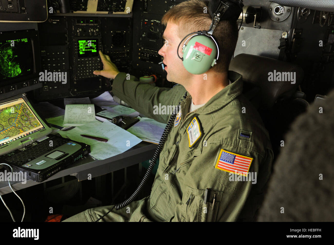 Us Air Force 1er lieutenant Logan Ventre, Hercules C-130 Navigator, 95e Escadron de l'air ascenseur, Pape Domaine, N.C., transport et aeromedics victimes simulées pour la formation à l'appui de l'exercice guerrier 86-13-01 (WAREX)/exercice Global Medic, 2013, Fort McCoy, au Wisconsin, le 25 juillet 2013. WAREX unités fournit une occasion de répéter des manœuvres militaires et tactiques. Tenu conjointement avec WAREX, Global Medic est un rapport annuel conjoint-terrain conçu pour reproduire tous les aspects du théâtre combattre soutien médical." (U.S. Air Force photo par le Sgt. Roy Santana/libérés) Banque D'Images