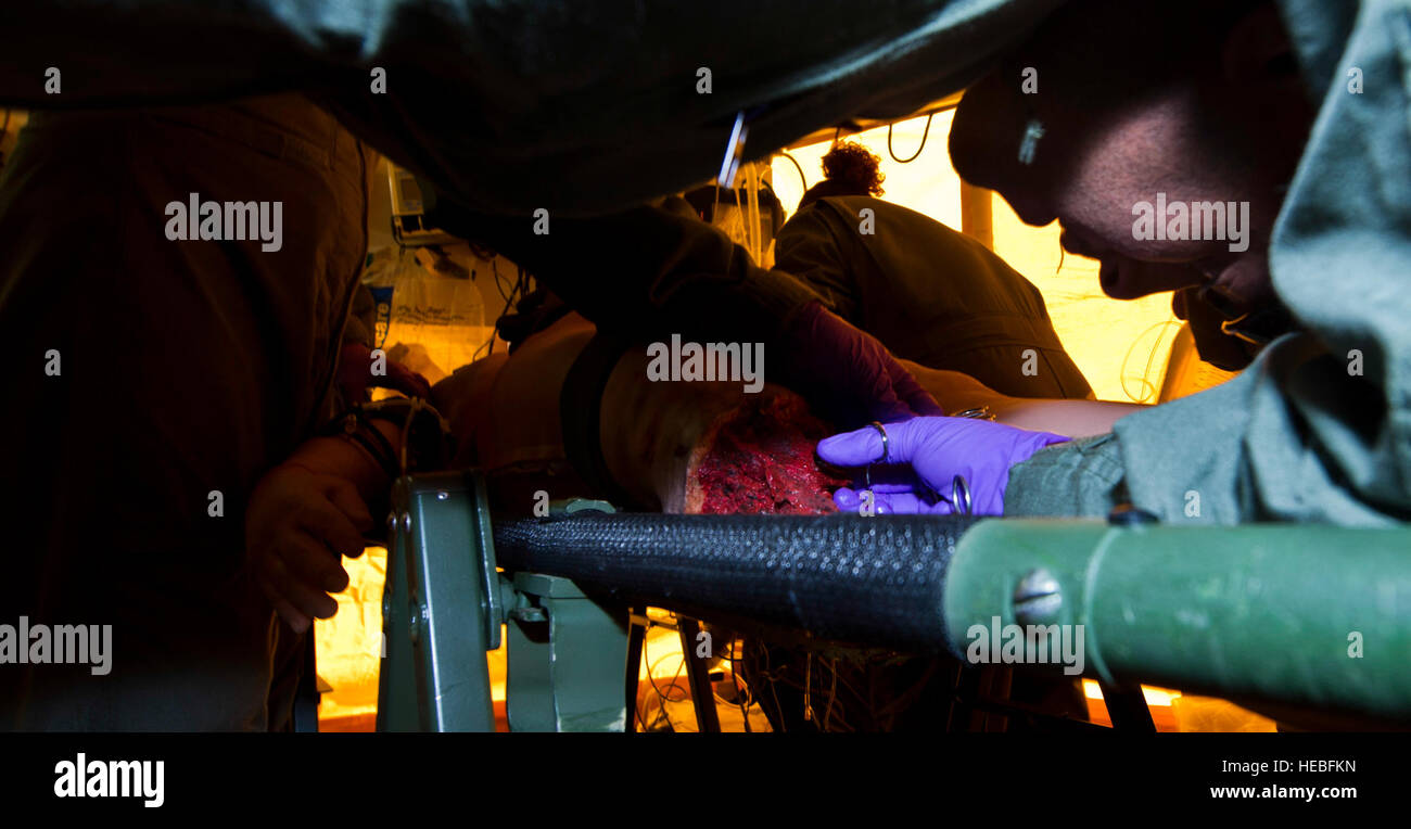 Le Dr Ahmed El Haddad, MD., chirurgien traumatologie partie de la Floride et chirurgicale avancée de l'équipe de transport, des brides de l'artère fémorale et de la veine iStan mannequin à l'appui de l'exercice guerrier 86-13-01 (WAREX)/exercice Global Medic 2013, Fort McCoy, au Wisconsin, le 26 juillet 2013. WAREX unités fournit une occasion de répéter des manœuvres militaires et tactiques. Tenu conjointement avec WAREX, Global Medic est un rapport annuel conjoint-terrain conçu pour reproduire tous les aspects du théâtre lutter contre le soutien médical. (U.S. Photo de l'Armée de l'air par le sergent. Jared Becker/libéré) Banque D'Images Le Dr Ahmed El Haddad, MD., chirurgien traumatologie partie de la Floride et chirurgicale avancée de l'équipe de transport, des brides de l'artère fémorale et de la veine iStan mannequin à l'appui de l'exercice guerrier 86-13-01 (WAREX)/exercice Global Medic 2013, Fort McCoy, au Wisconsin, le 26 juillet 2013. WAREX unités fournit une occasion de répéter des manœuvres militaires et tactiques. Tenu conjointement avec WAREX, Global Medic est un rapport annuel conjoint-terrain conçu pour reproduire tous les aspects du théâtre lutter contre le soutien médical. (U.S. Photo de l'Armée de l'air par le sergent. Jared Becker/libéré) Banque D'Images