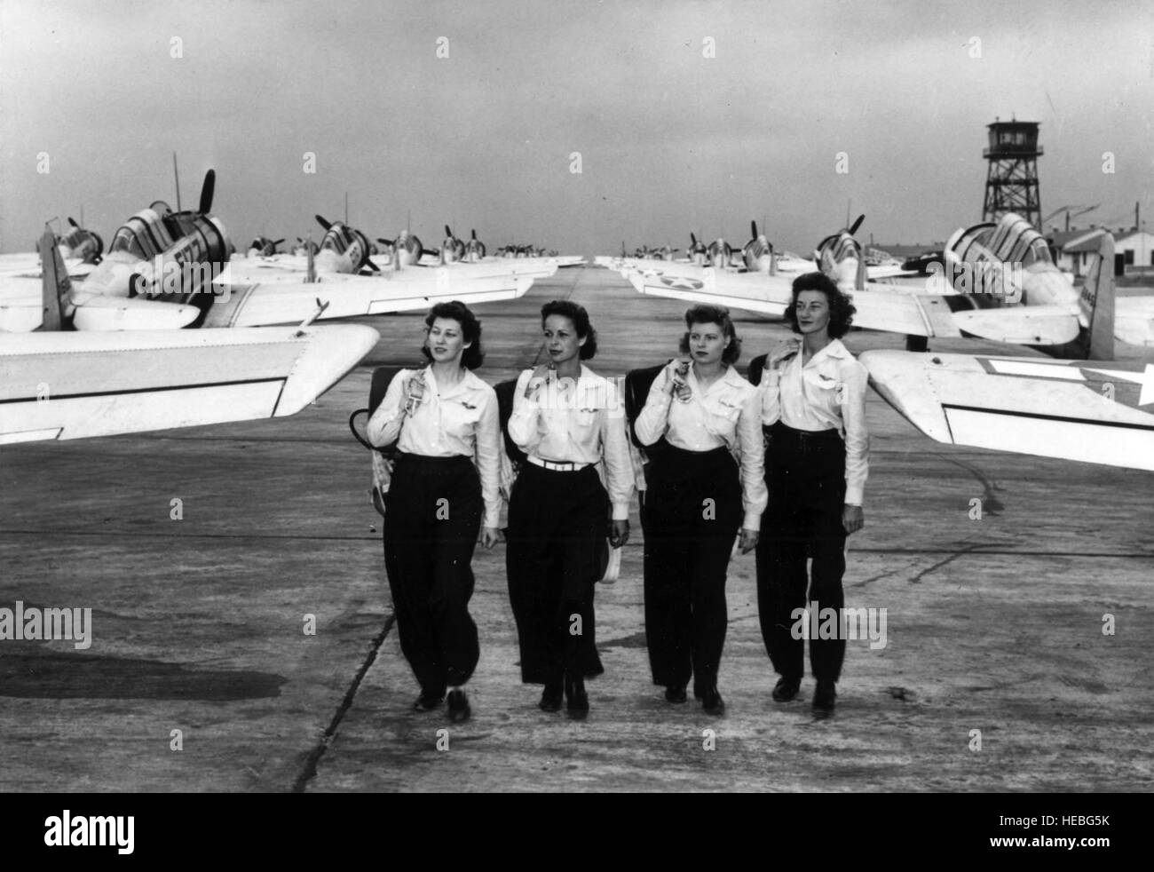 En août 1943, l'Armée de femmes pilotes de programme a été formé. Les guêpes ont aidé les hommes libres pour combattre et d'autres fonctions, la création d'un héritage aux femmes pilotes de l'US Air Force qui ont choisi de suivre leurs traces. Bien que les guêpes ont joué un rôle important pendant la Seconde Guerre mondiale, elles ne sont pas reconnues comme des pilotes militaires, jusqu'en 1977, après que le Congrès les distingue comme VÉTÉRANS DE LA SECONDE GUERRE MONDIALE. (U.S. Photo courtoisie de l'Armée de l'air) Banque D'Images