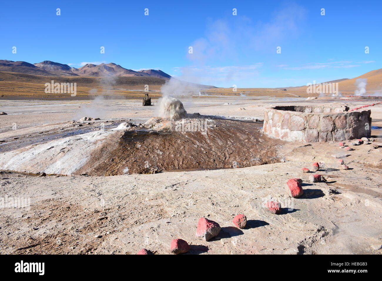 Paysage de montagnes et des geysers dans le désert d'Atacama au Chili Banque D'Images