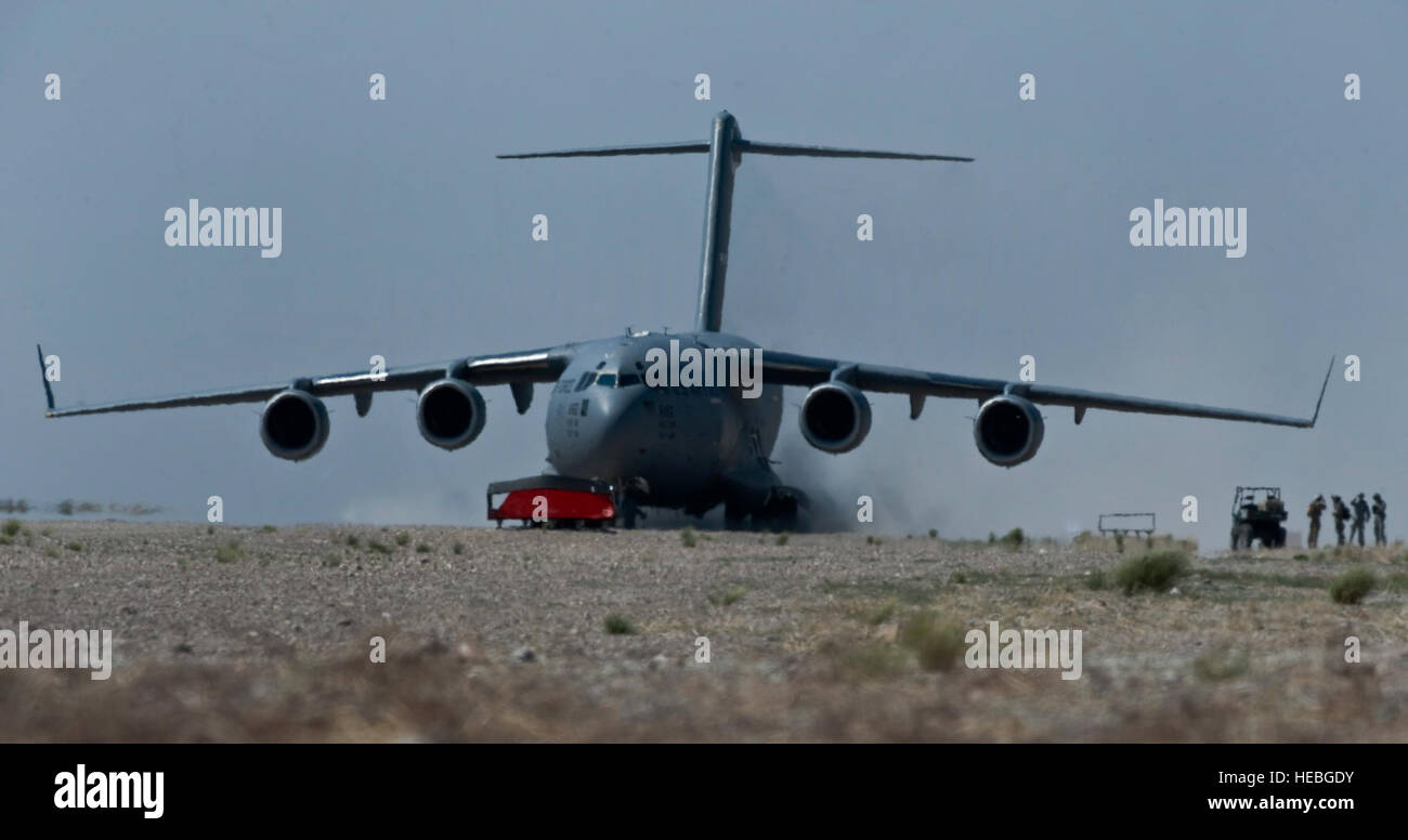 L'U.S Air Force C-17 Globemaster III de Dover Air Force Base, Del., des terres au cours d'un exercice de la mobilité des forces de l'air, le 23 mai 2012, à la formation et d'essai au Nevada. Le C-17 est 174 pieds de long et a une envergure d'environ 170 pieds, et est en mesure de transporter par avion cargo assez près d'une zone de combat. (U.S. Air Force photo par un membre de la 1re classe Daniel Hughes) Banque D'Images