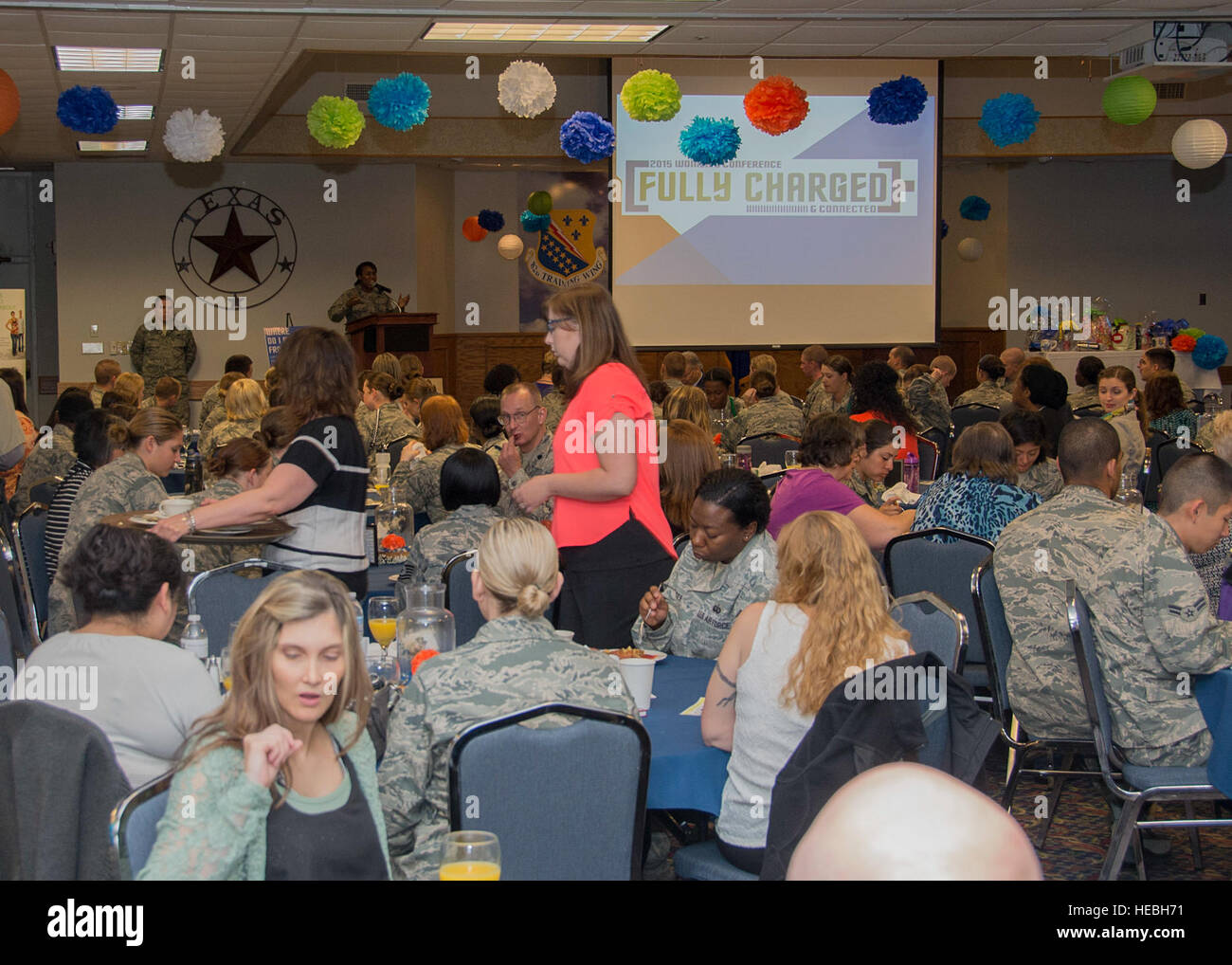 Les aviateurs de l'US Air Force à partir de Sheppard Air Force Base, Texas, assister à la première conférence des femmes, le 24 mars 2015. La conférence comportait un petit déjeuner, plusieurs conférenciers invités, stands d'information et un don give-away. La Conférence des femmes axée sur l'autonomisation des aviateurs de autour de la base et la communauté locale. (U.S. Air Force photo par un membre de la 1re classe Robert L. McIlrath/libérés) Banque D'Images