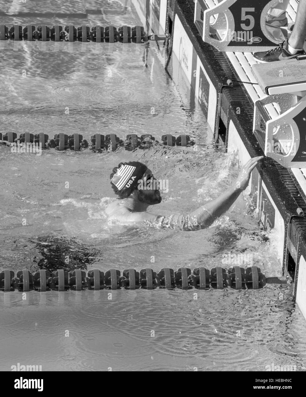 160507-F-WU507-002 Le capt Sean Walsh (Ret.), de l'équipe, nous prend d'abord avec un temps de 28:85 secondes dans une piscine à la chaleur préliminaires ESPN Wide World of Sports à Walt Disney World, Orlando, Floride, le 7 mai 2016. Piscine chauffe les finales auront lieu le 11 mai. Quinze pays sont en concurrence dans l'Invictus 2016 Jeux et il y a 108 médailles à être gagné dans l'épreuves de natation. (U.S. Photo de l'Armée de l'air par le conseiller-maître Sgt. Kevin Wallace/libérés) Banque D'Images