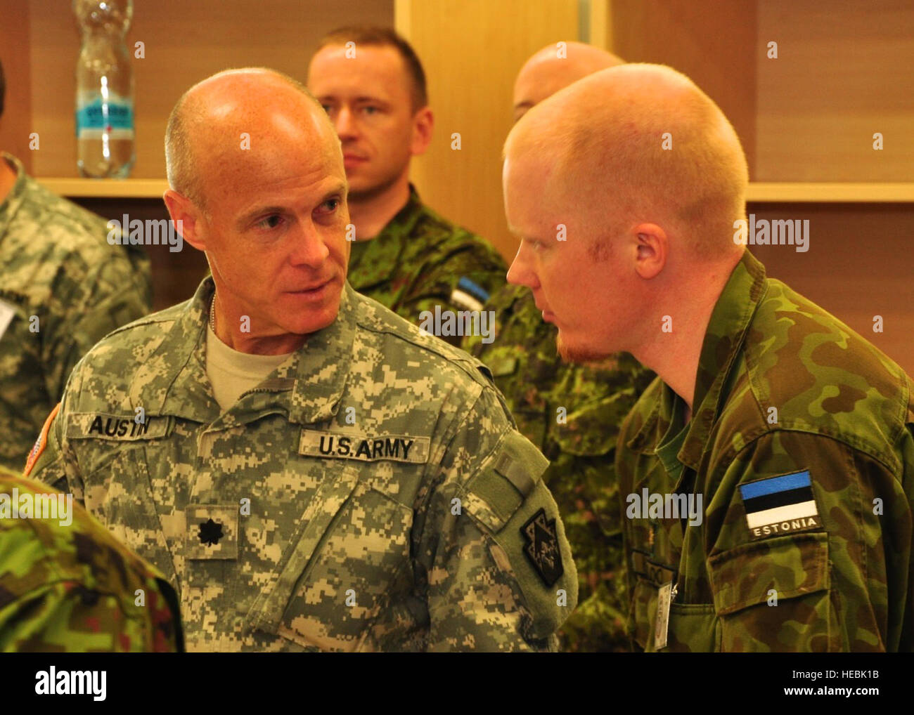 Lieutenant-colonel Mark Austin, Texas garde nationale, se réunit avec son homologue estonien pour la première fois au cours de la première séance d'information par le chef de brigade dans le cadre de la grève de Sabre Haut Commandement 2012 Exercice de simulation. Grève 2012 Sabre est une multinationale, tactique et de formation sur le terrain exercice de poste de commandement, qui implique plus de 2 000 militaires de l'armée américaine 2e régiment de cavalerie, Pennsylvania Garde Nationale, 21e commandement, le soutien de théâtre 4e Division de Marines des États-Unis, la 127e Escadre de la Michigan Air National Guard, estonien, letton, lituanien et des forces armées, avec cont Banque D'Images