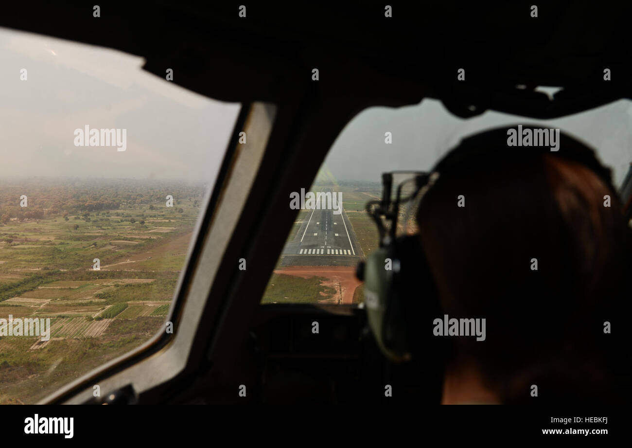 Le capitaine Elizabeth Shaw, 62e Escadre de transport aérien analyse le commandant de la piste pour les personnes ou les animaux avant l'atterrissage à l'aéroport de Bangui en République centrafricaine, le 19 janvier 2014. Les forces américaines vont transporter un nombre total de 850 soldats rwandais et plus de 1000 tonnes de matériel dans la République d'Afrique centrale pour faciliter les opérations de l'Union africaine et française contre les militants pendant trois semaine de fonctionnement. (U.S. Air Force photo/ Le s.. Ryan Crane) Banque D'Images