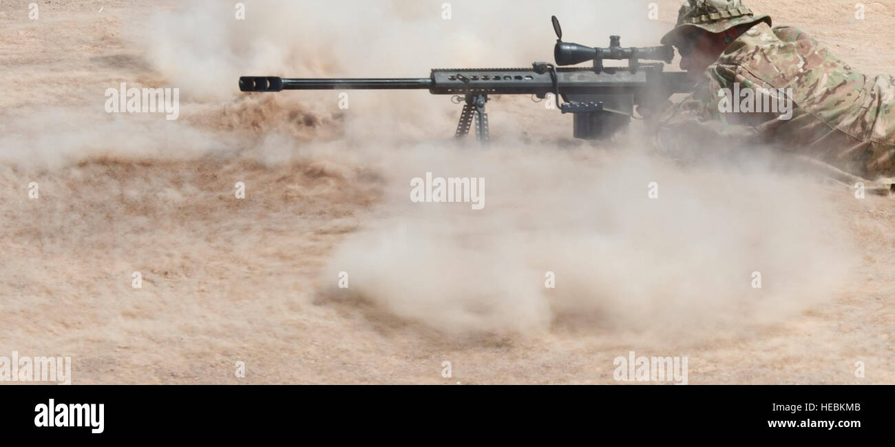 L'équipe de tireurs d'un Scout Marksman, partie du peloton de reconnaissance de la Compagnie Bravo, 2e Bataillon, 124e Régiment d'infanterie, 53ème Brigade Combat Team, en Floride, la Garde nationale tire un Barrett M107 semi-automatique de calibre .50 du matériel anti-fusil vers une cible de 1200 mètres lors d'un incendie réel formation au tir à longue portée et de qualification à l'éventail de formation Arta à Djibouti, 14 Oct 2015. La SST est une unité d'appui à la Force de réaction de l'Afrique de l'Est, une force de réaction rapide conçu pour répondre aux opérations de contingence à l'intérieur des États-Unis d'Afrique zone de responsabilité. (U.S. Air Force Phot Banque D'Images