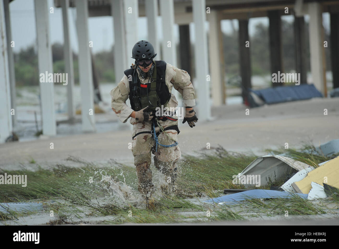 U.S. Air Force Le s Pararescueman. Supports Lopaka, affecté à la 331e groupe expéditionnaire aérienne effectue des opérations de recherche et sauvetage dans la région de Galveston Texas après l'ouragan Ike, le 13 septembre 2008. (U.S. Photo de l'Armée de l'air par le sergent. Harper Jr.) James L. Banque D'Images