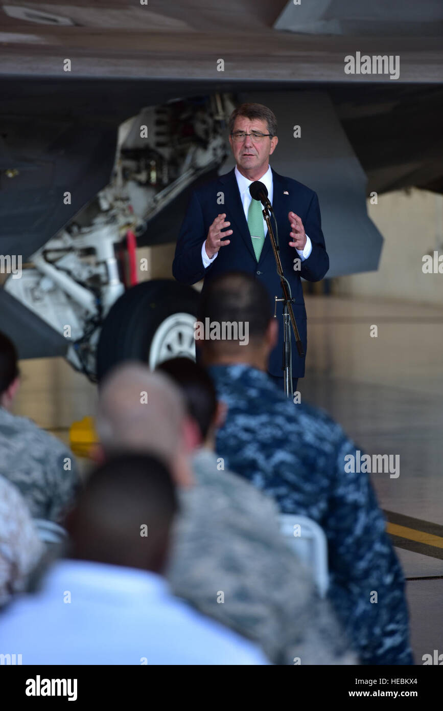 Secrétaire à la défense des États-Unis Ashton B. Carter parle au cours d'une troupe de 'parler' tenu le Joint Base Harbor-Hickam Pearl, le vendredi, Novembre 6, 2015. L'événement qui a eu lieu au Hangar 19, admis les membres en service de tous les cinq branches pour en savoir plus sur l'évolution de l'équilibre des forces dans l'Indo-Asian Région du Pacifique. Le Secrétaire à la défense, Carter a également répondu aux questions d'aviateurs, marins, marines, soldats et gardes côtes allant de tensions dans la mer de Chine du Sud à la séquestration et les compressions budgétaires. (U.S. Air Force photo/Le s.. Christopher Stoltz/libérés) Banque D'Images