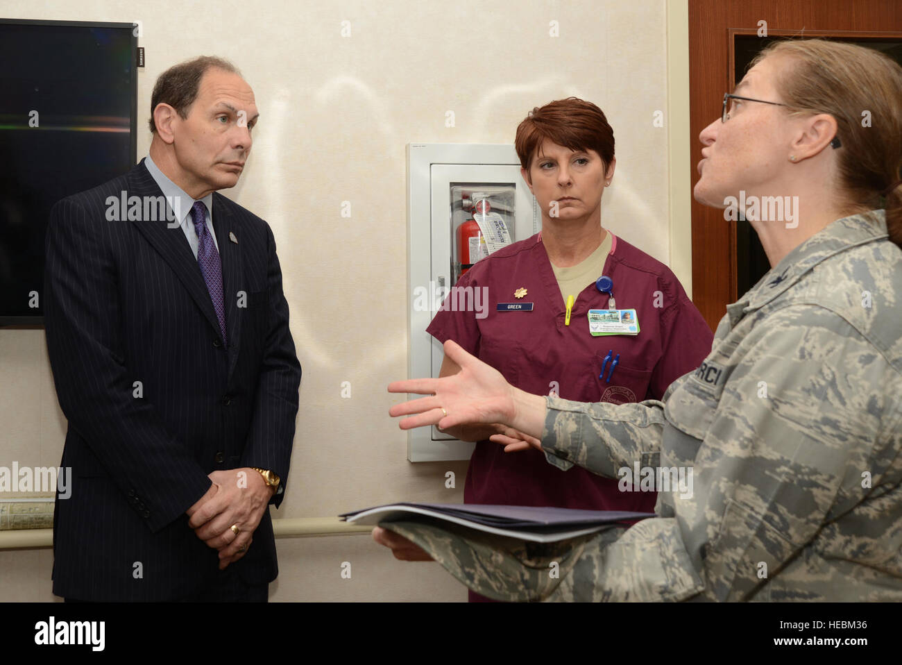 Le colonel Teresa Bisnet, Ministère de la Défense - Anciens combattants et de l'hôpital de coentreprise du groupe médical, commandant de la 673ème et le Major Suzanne Green, 673e service d'urgence du Groupe médical, commandant de vol sur Joint Base Elmendorf-Richardson, Alaska, parler avec Robert McDonald, secrétaire des Affaires des anciens combattants, dans le cadre d'une tournée autour de DoD/VA à l'hôpital de coentreprise, le 11 août, 2015. (U.S. Air Force photo/Airman Christopher R. Morales) Banque D'Images