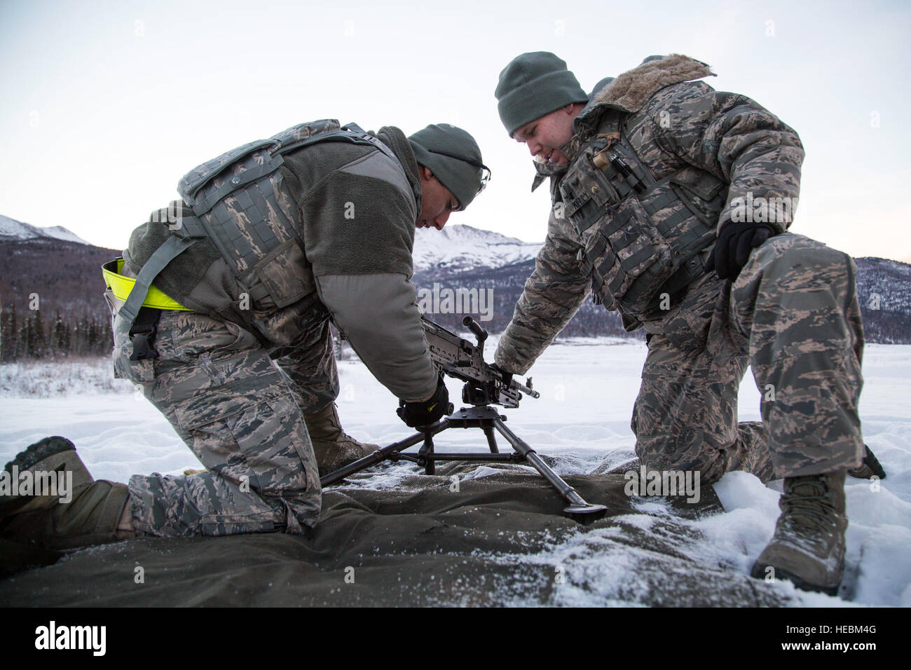 U.S. Air Force d'un membre de la 1re classe Ésaïe McKee, à gauche, et l'Aviateur principal Kevin Kelly, l'installation de contrôleurs d'entrée affectée à la 673e Escadron des Forces de sécurité, mettre en place un M240B machine gun pour les exercices de tir réel qui Grezelka, gamme Joint Base Elmendorf-Richardson, Alaska, le 27 octobre 2016. Les aviateurs ont tiré M240B mitraillettes à parfaire leurs compétences linguistiques. McKee et Kelly sont de Columbus, Ohio, et Chepachet, R.I., respectivement. (U.S. Air Force photo/Alejandro Pena) Banque D'Images