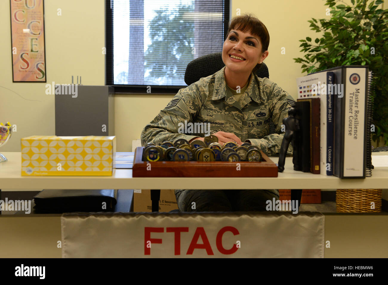 Le sergent de l'US Air Force. Powell-Greenwood Robbie, 20e Escadron de soutien de la Force aérienne du premier mandat sous-Centre en charge, est reconnu au cours de l'histoire des femmes chez Shaw Air Force Base, L.C. (Mar. 2, 2014. Avec le thème de cette année "Faire honneur aux femmes de caractère, de courage et d'engagement," Powell-Greenwood a été reconnu comme un sous-officier avec chacun des trois traits. (U. S. Air Force photo par un membre de la 1re classe Jensen/Stidham) Parution Banque D'Images