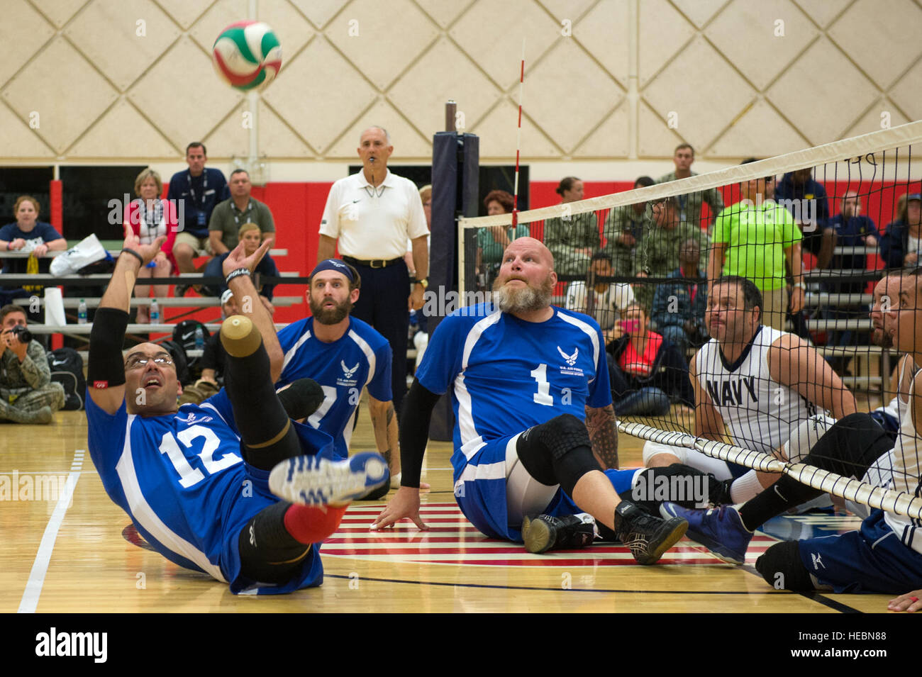 Le sergent-chef. Christopher Aguilera définit la balle au cours de l'Armée de l'air Marine versus jeu de volleyball assis, le 30 septembre 2014, à l'United States Olympic Training Center de Colorado Springs, au Colorado La Marine a gagné le match 25-23. (U.S. Air Force photo/Senior Airman Jette Carr) Banque D'Images