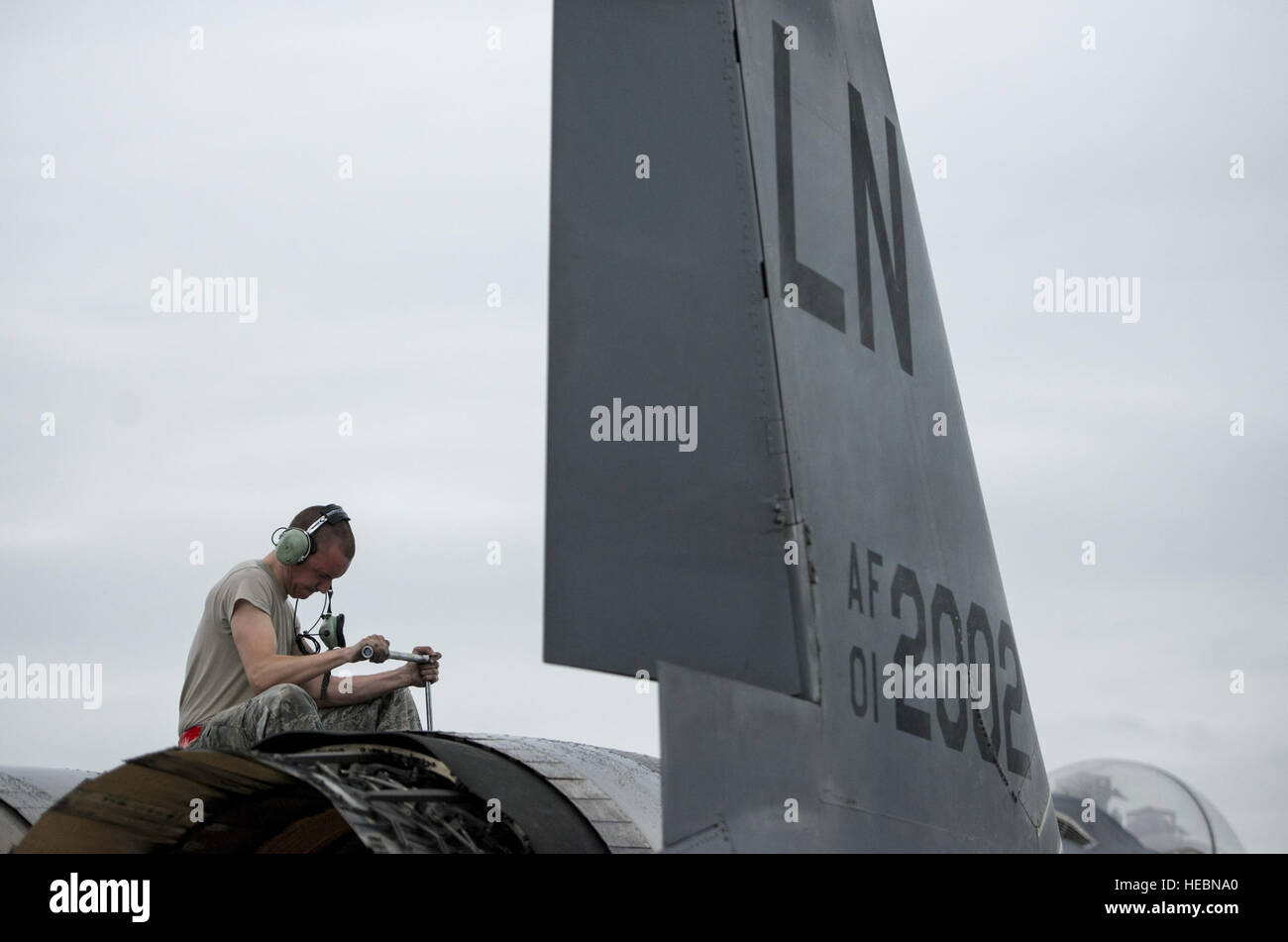 U.S. Air Force d'un membre de la 1re classe Collin Blackburn, un compagnon de la propulsion aéronautique affecté à la 494e Unité de maintenance des avions de la Royal Air Force de Lakenheath, en Angleterre, utilise une clé de serrage pour fixer un moteur en place sur un F-15E Strike Eagle avion de combat double le 8 juin 2016, au cours de l'exercice Red Flag Alaska (RF-A) 16-2 à Eielson Air Force Base, en Alaska. De l'ensemble des unités du Ministère de la Défense et les nations partenaires envoyer à unités d'Eielson RF-A à former d'opérations d'urgence dans un environnement contrôlé. (U.S. Photo de l'Armée de l'air par le capitaine Elias Zani) Banque D'Images