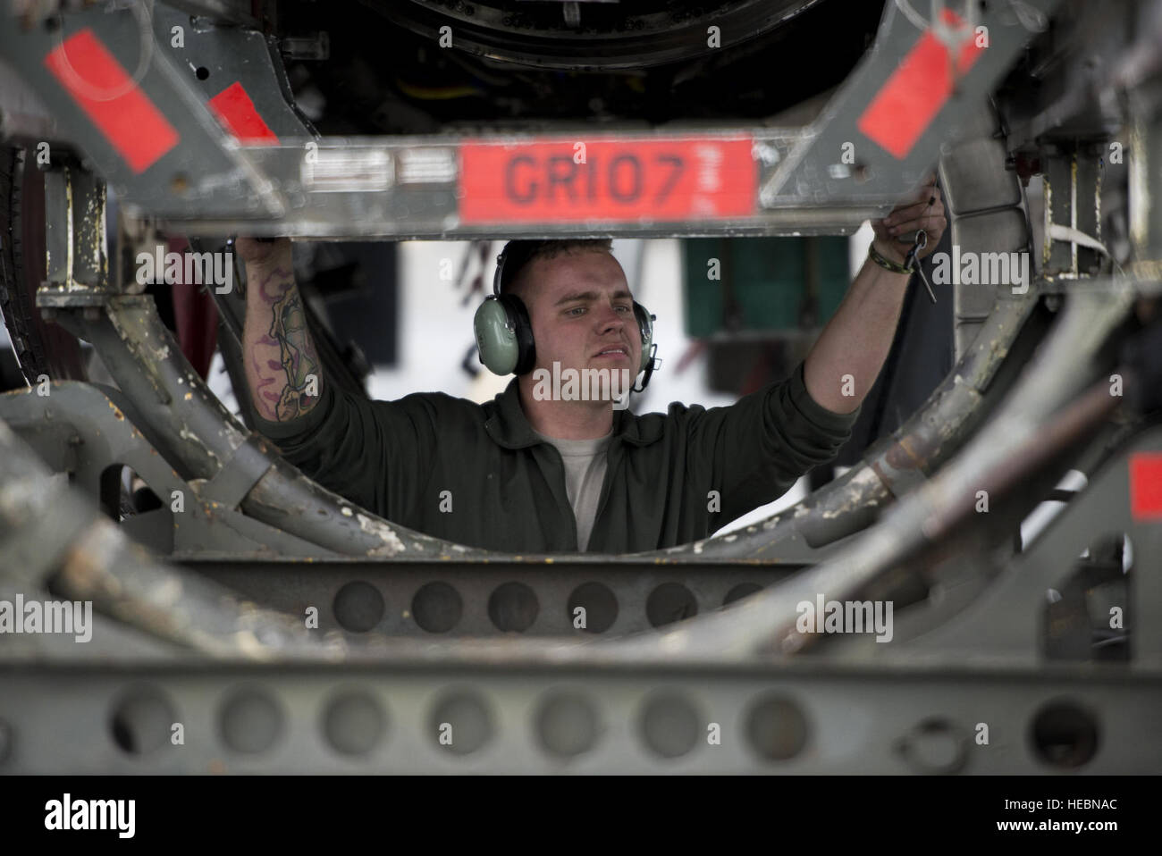 Les cadres supérieurs de l'US Air Force Airman Christopher Strader, un compagnon de la propulsion aéronautique affecté à la 494e Unité de maintenance des avions de la Royal Air Force de Lakenheath, en Angleterre, supprime un guide moteur panier de derrière un F-15E Strike Eagle avion de combat à deux, de sorte que son équipe peut mieux manoeuvrer afin d'obtenir un moteur 8 juin 2016, au cours de l'exercice Red Flag Alaska (RF-A) 16-2 à Eielson Air Force Base, en Alaska. RF-A offre une opportunité pour les aviateurs à travailler de concert avec des forces de la nation pour résoudre les problèmes et maintenir en service opérationnel des jets sur une simulation de déploiement. (U.S. Photo de l'Armée de l'air Banque D'Images