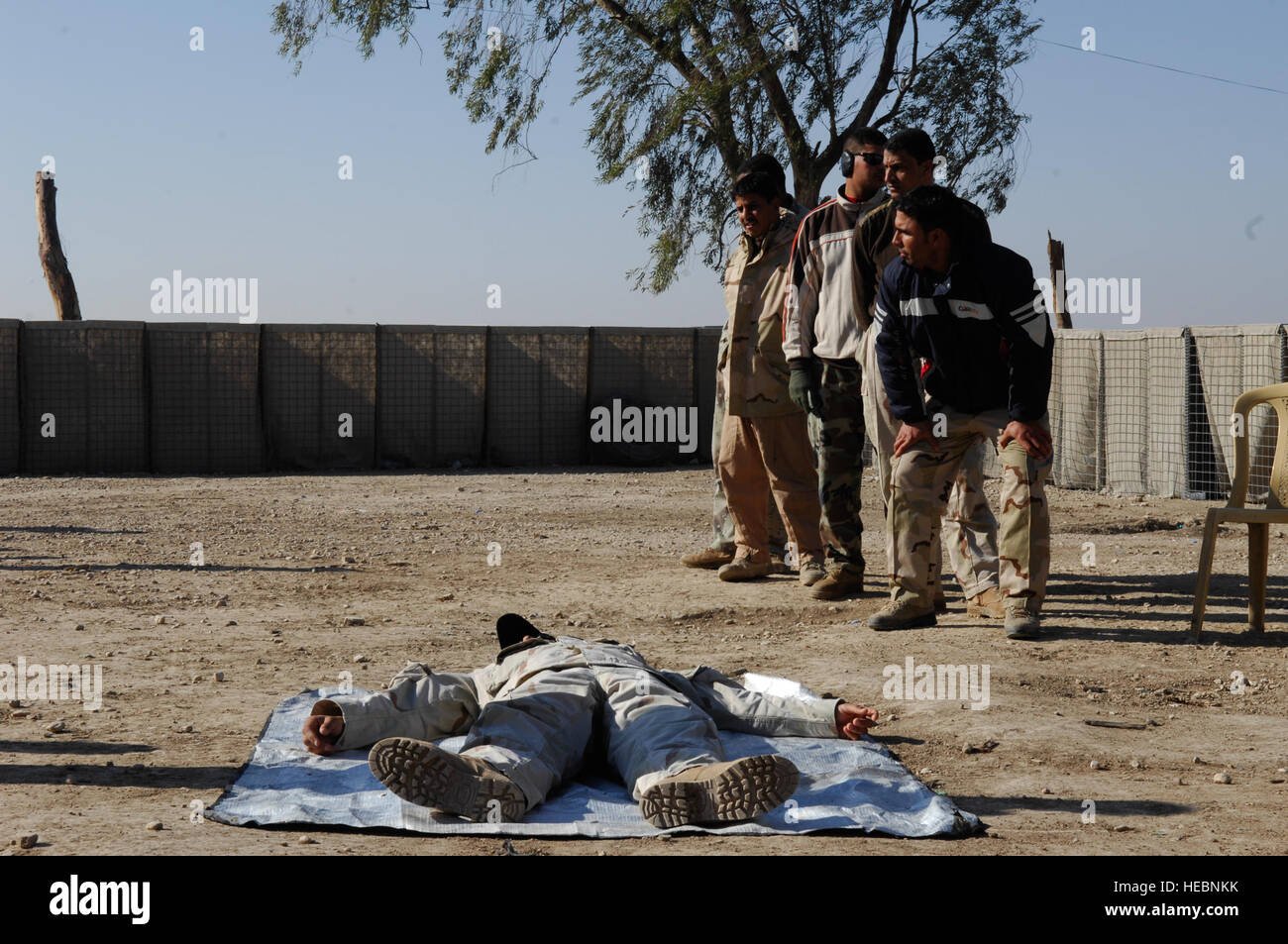 Des soldats iraquiens à partir de la 4e compagnie, 1er Bataillon, 8e Division, en prévision d'attente pour commencer leur formation médicale scénarios sur Camp Echo, l'Iraq, le 27 décembre 2008. Des soldats iraquiens former sur divers ensemble de tâches pour aider à maintenir la sécurité de leur pays. Banque D'Images