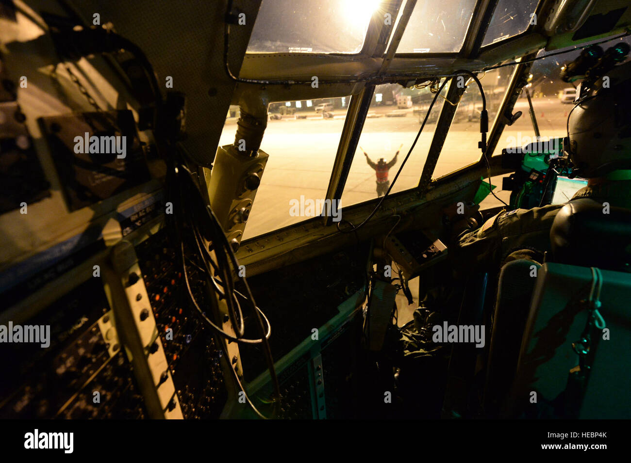 Un chef d'équipe du Georgia Air National Guard, 158e Escadron de transport aérien, marshals et parcs un HC-130 Hercules après l'atterrissage à la préparation au combat au Centre (CRTC) à Gulfport, Mississippi, après avoir terminé une mission d'assaut aérien tout en participant à l'exercice Southern Strike 15 (SS15), le 3 novembre 2014. SS15 est une force totale, multiservices d'entraînement organisé par la Garde nationale du Mississippi du CRTC d'octobre 27 novembre 2014, par 7. La SS15 exercice met l'air-air, air-sol, et d'opérations spéciales de formation. Ces événements sont intégrés dans la société Banque D'Images