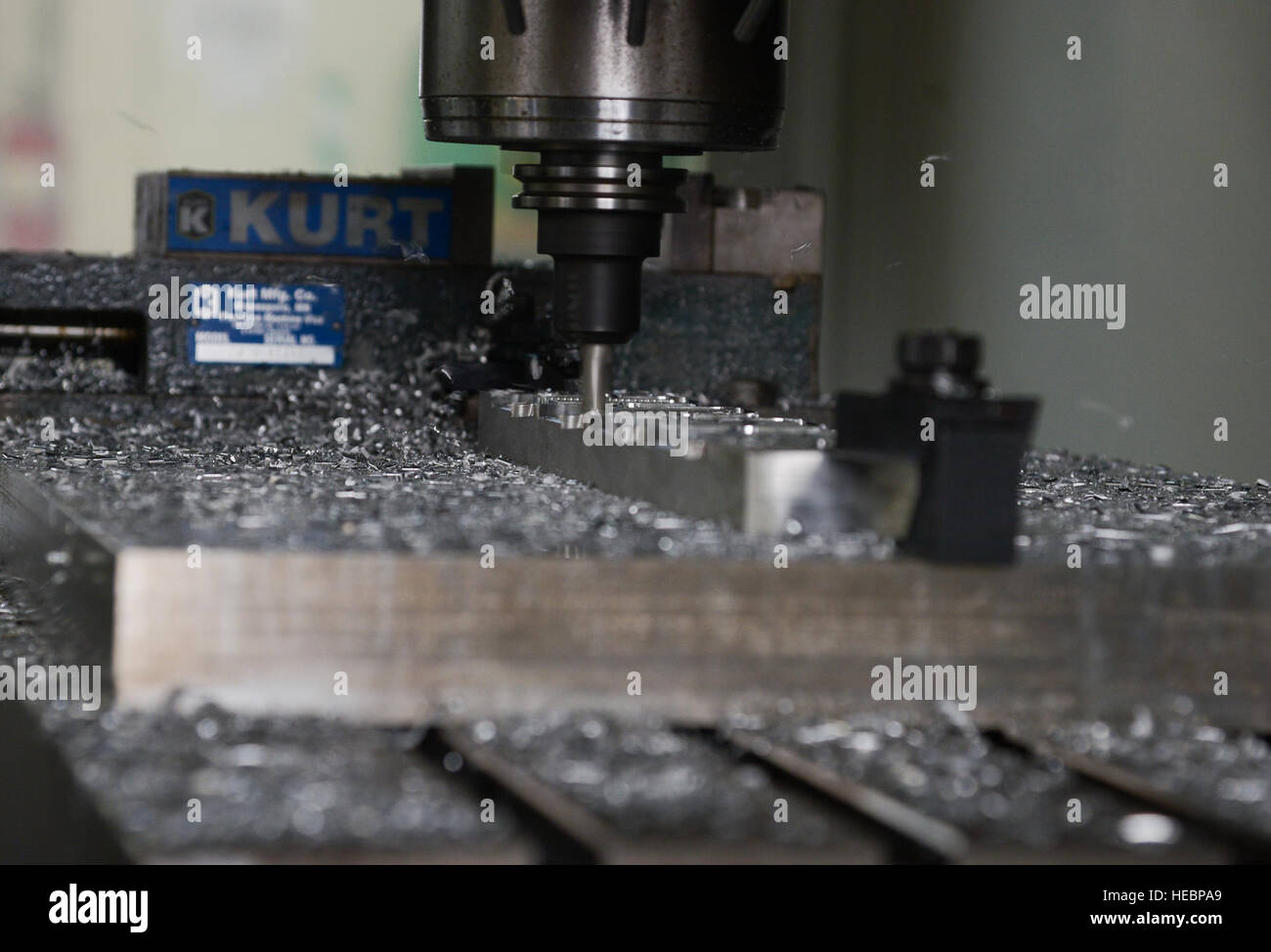 Un contrôleur numérique par ordinateur routeur crée un Hercules C-130 de fixation du bras de la porte d'équipage dans l'atelier à Yokota Air Base, Japon, le 23 juin 2015. Un routeur CNC est une machine de découpe par ordinateur liés à la main tendue du routeur utilisé pour la coupe de différents métaux durs, tels que le bois composites, aluminium, acier, plastiques et mousses. (U.S. Photo de l'Armée de l'air par la Haute Airman David Owsianka/libérés) Banque D'Images