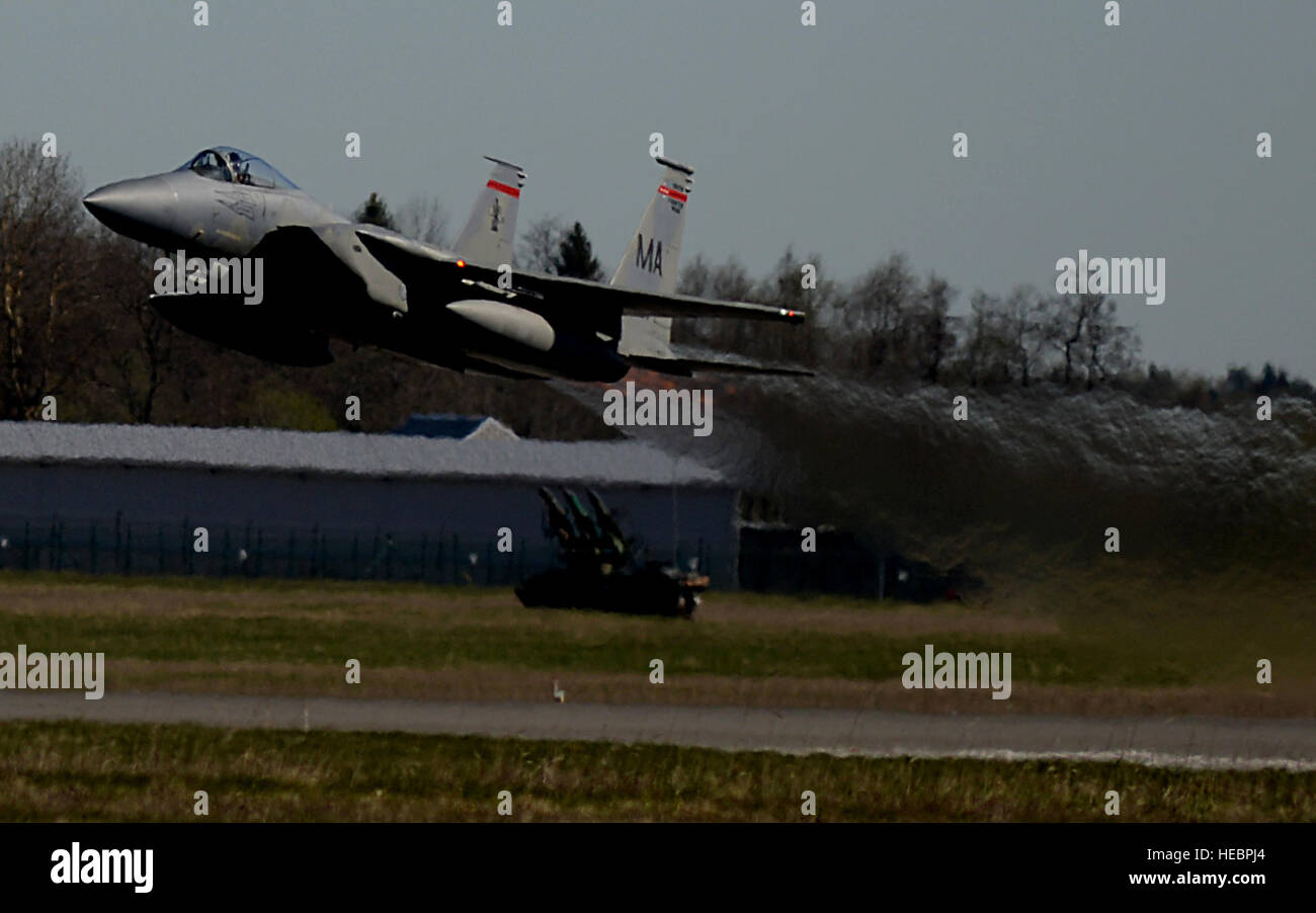 Un des F-15C Eagle lance pour une sortie à l'Amari Air Base, de l'Estonie dans le cadre de l'exercice tempête printanière le 6 mai. L'Escadron de chasse expéditionnaire américaine131St s'envoleront avec la Force de défense de l'Estonie et l'armée de l'air polonaise pour améliorer les opérations aériennes alliées et l'interopérabilité dans un environnement d'entraînement réaliste. (U.S. Air Force photo/ Tech. Le Sgt. Matthew Plew) Banque D'Images