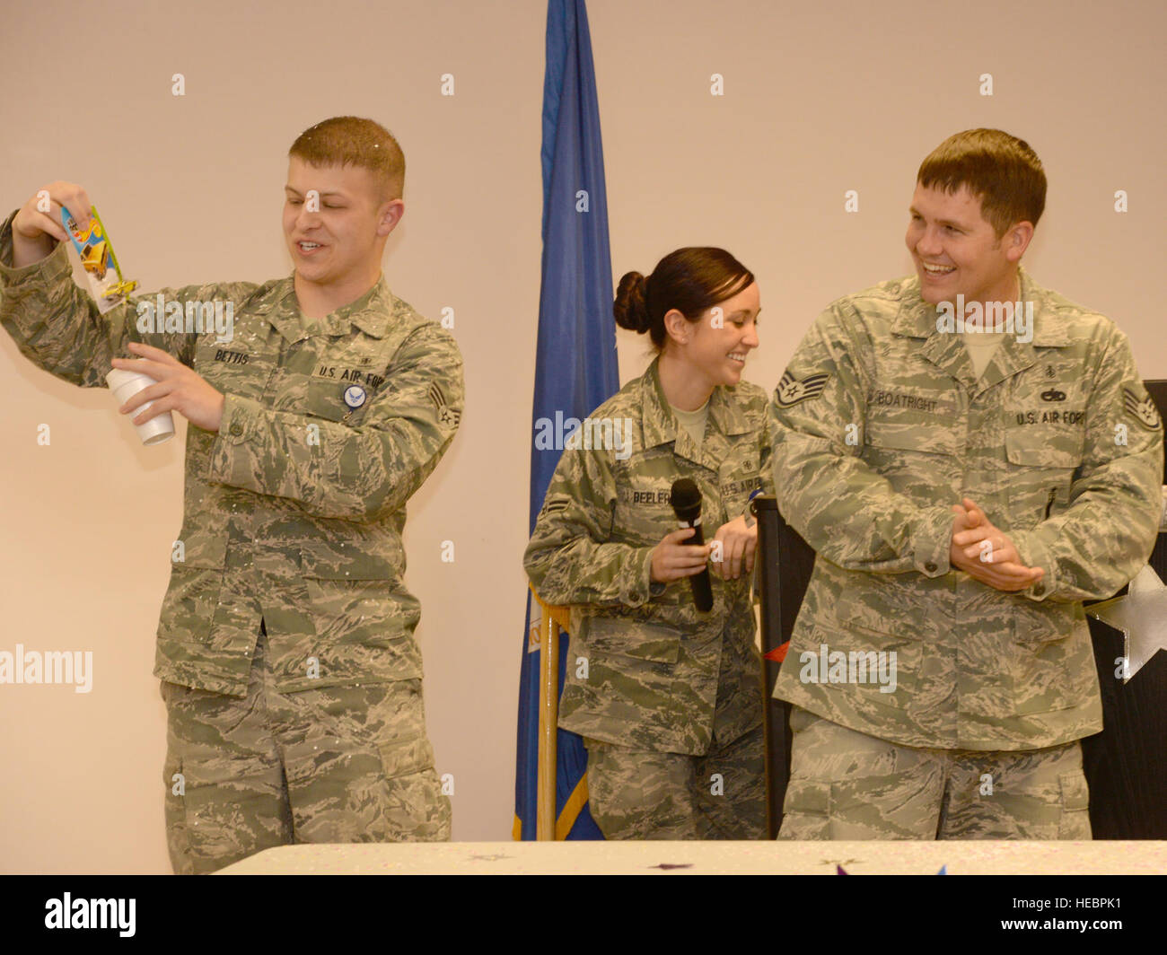 Les cadres supérieurs de l'US Air Force Airman Kyle Bettis (à gauche), 20e  Escadron d'opérations médicales, technicien médical de l'aéronautique  présente ses prix pour placer deuxième dans 'Squadron Feud' au cours de