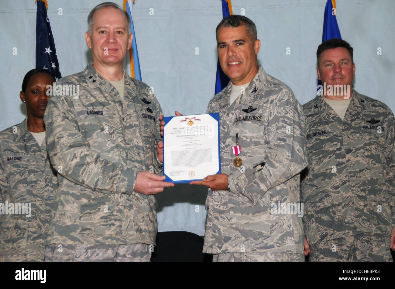 U.S. Air Force Le Général Ronald Ladnier, commandant de la 17e armée de l'air et les Forces aériennes des États-Unis, de l'Afrique pose pour une photo après l'attribution de la Médaille du service méritoire de l'Armée de l'Air au colonel Gregory Petrequin au cours d'une cérémonie de passation de commandement au camp Lemonier, à Djibouti, le 27 février 2009. Le colonel Petrequin est le commandant sortant de l'air 449 groupe expéditionnaire au camp Lemonier, à Djibouti dans la Corne de l'Afrique. À droite est le Colonel John Brunhaver, le nouveau commandant de la 449 AEG. (U.S. Air Force photo de Tech. Le Sgt. Joe Zuccaro/libérés) Banque D'Images