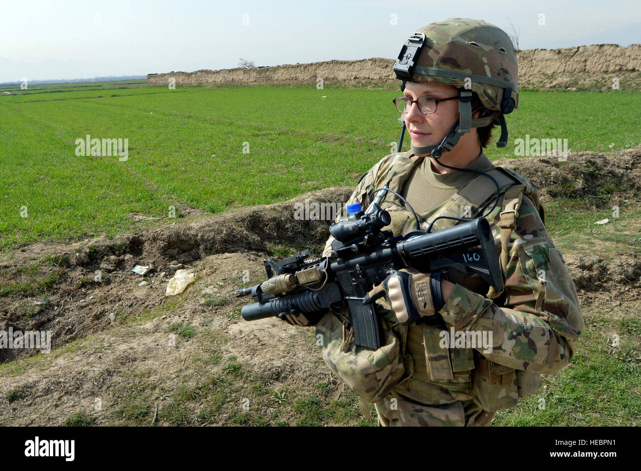 Le s.. Elizabeth Rosato, 755e Escadron expéditionnaire de forces de l'équipe de Reaper 1 états, les patrouilles un village près de Bagram, en Afghanistan, l'Air le 11 mars 2013. Ces groupes de membres des forces de sécurité l'exploitation missions 'à l'extérieur des barbelés" assurant la sécurité lors des missions de chef et des réunions avec la communauté locale. (U.S. Air Force photo/Senior Airman Chris Willis) Banque D'Images