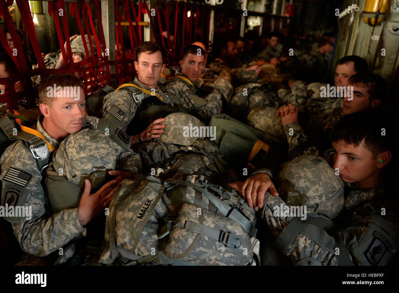Les soldats de l'Armée américaine à partir de la 173e Airborne Brigade Combat Team et de parachutistes du 3e Régiment Royal Canadien à se préparer à un saut en dehors de l'U.S. Air Force C-130H Hercules du 142e Escadron de transport aérien Le 5 septembre 2014, sur la base aérienne de Ramstein, en Allemagne, au cours de l'exercice Steadfast Javelin. Javelin constant II est un exercice de l'OTAN portant sur plus de 2 000 troupes de neuf nations, et prend place à travers l'Estonie, l'Allemagne, la Lettonie, la Lituanie et la Pologne. L'exercice vise à accroître l'interopérabilité et la synchronisation des opérations complexes entre les forces terrestres et aériennes alliées par airborn Banque D'Images