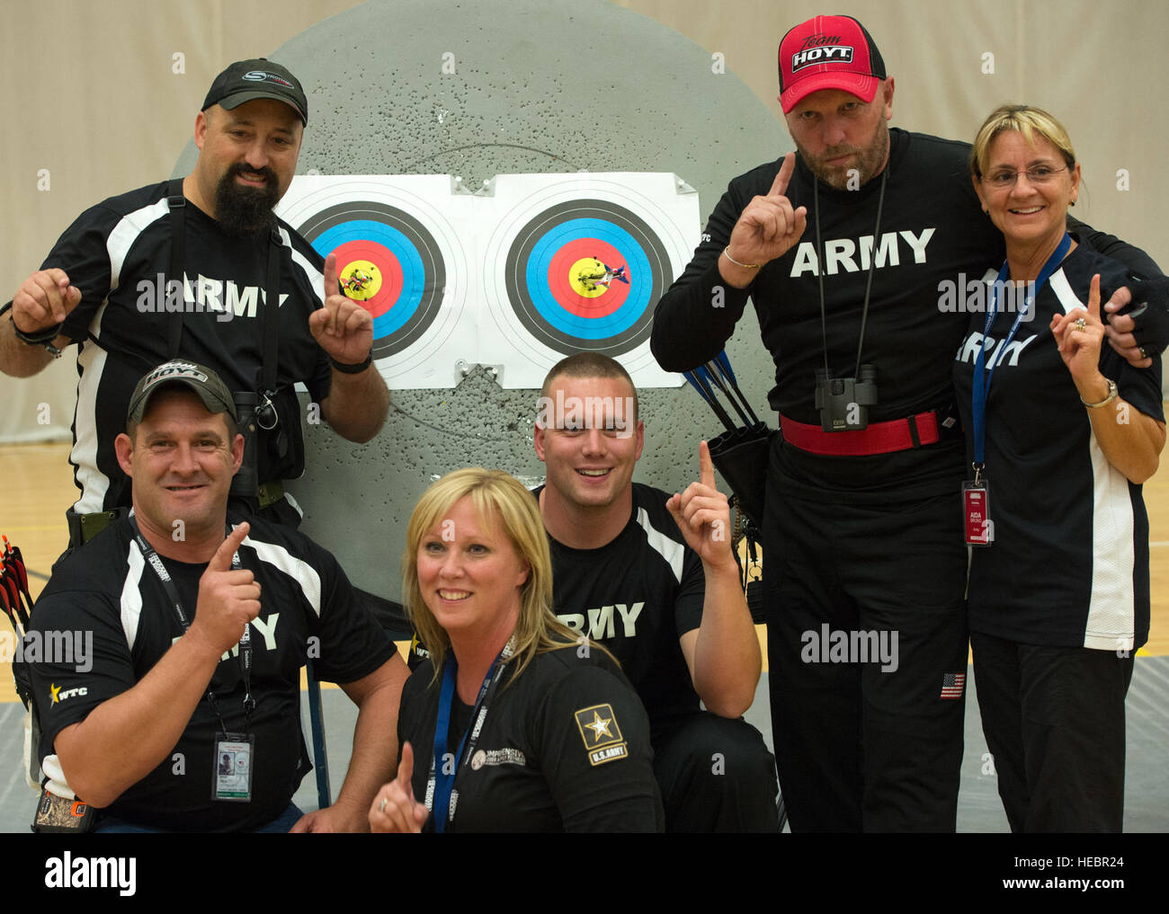 L'équipe de l'Armée pose à côté de leurs objectifs au cours de la compétition de tir à l'Jeux de guerrier, le 1 octobre 2014, à l'United States Olympic Training Center de Colorado Springs, au Colorado l'armée à égalité avec l'Armée de l'air au cours de la médaille d'or, mais après un match de la mort soudaine, l'armée a gagné. (U.S. Air Force photo/Senior Airman Jette Carr) Banque D'Images