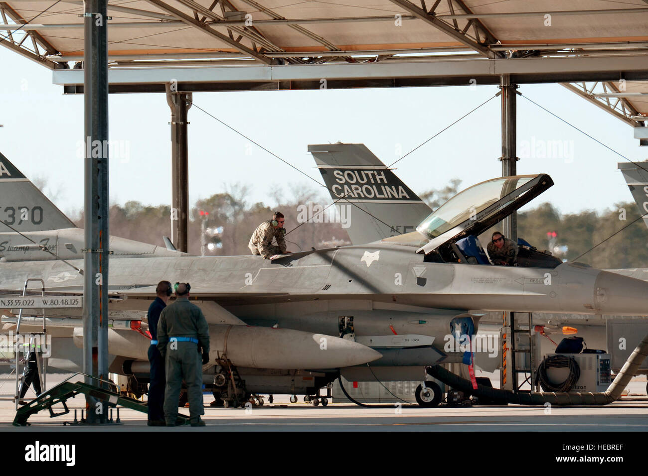 Aviateurs de la 169e Escadre de chasse de participer à des opérations de vol de surtension 7 février 2015, à la base de la Garde nationale mixte Guess, L.C. La flambée englobe un rythme élevé aux commandes dans le cadre d'une formation professionnelle pour les déploiements. (U.S. Air National Guard photo/Ashleigh Navigant de première classe S. Pavelek) Banque D'Images